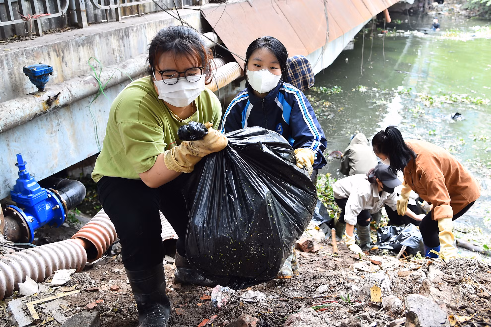 Những ngày đầu thành lập, nhóm Hà Nội Xanh chỉ có 3 thành viên, nhưng các bạn đã truyền cảm hứng cho cộng đồng, đến nay số thành viên nâng lên 350 người đăng ký tham gia các hoạt động vớt rác khắp các con sông ô nhiễm trên địa bàn thành phố Hà Nội.