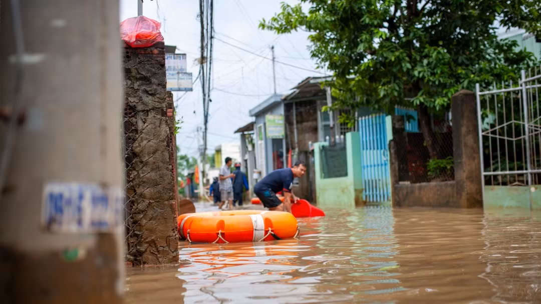 Đến trưa cùng ngày, tuy nước ở phía đầu kiệt 138 đã rút gần hết, nhưng phía cuối hẻm 74 vẫn còn tình trạng ngập úng cục bộ. Một số người dân đã dẫn theo con cái trở về nhà, nhưng vẫn luôn lo ngại về trận mưa đêm nay. Họ đã quá “chán chường” với tình trạng bị xem là “rốn lũ” của thành phố. Đến trưa cùng ngày, tuy nước ở phía đầu kiệt 138 đã rút gần hết, nhưng phía cuối hẻm 74 vẫn còn tình trạng ngập úng cục bộ. Một số người dân đã dẫn theo con cái trở về nhà, nhưng vẫn luôn lo ngại về trận mưa đêm nay. Họ đã quá “chán chường” với tình trạng bị xem là “rốn lũ” của thành phố.