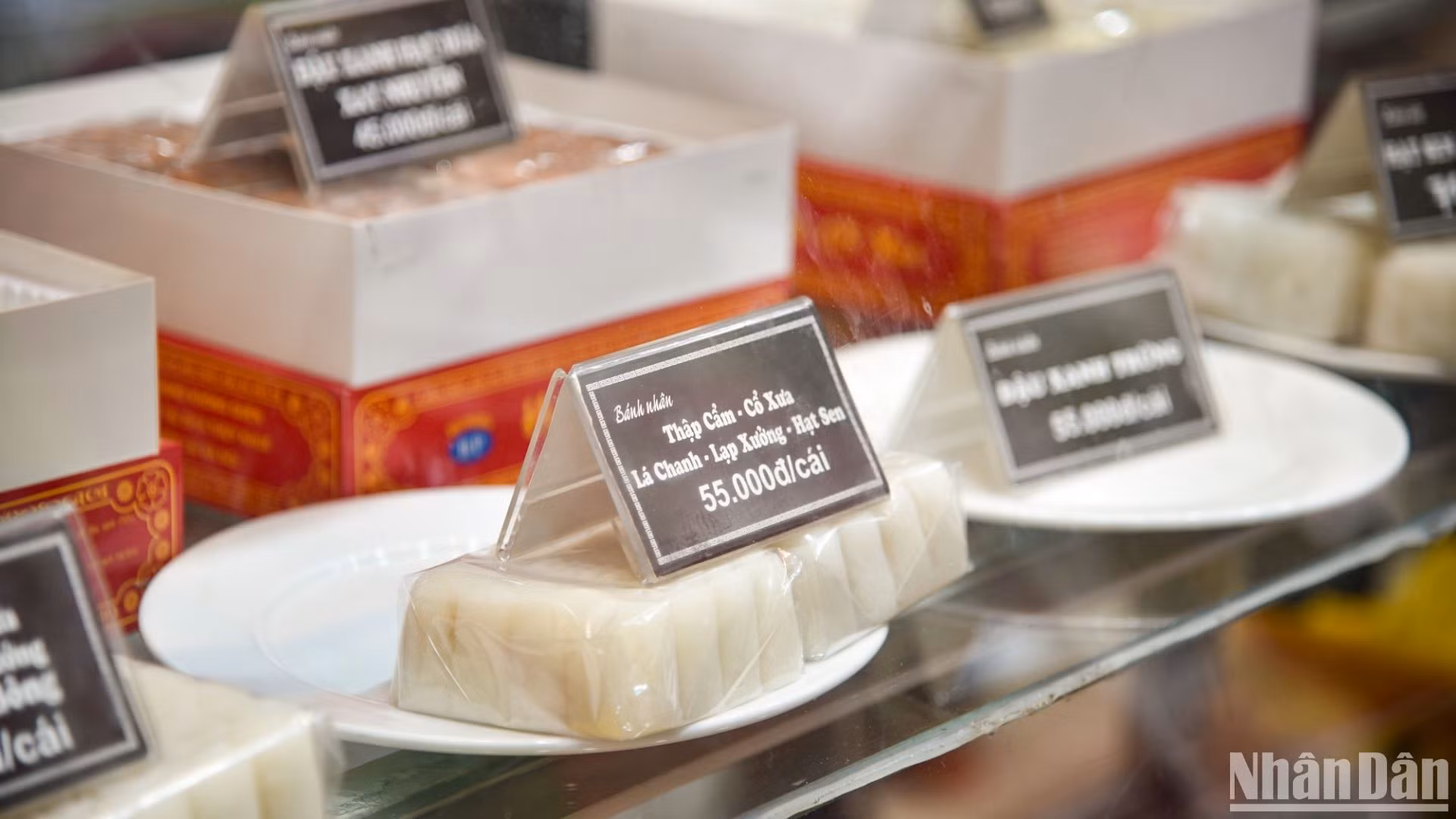 Người bán hàng cho biết, năm nay giá bánh nướng bánh dẻo dao động từ 50.000-80.000 đồng/chiếc. Phần lớn khách hàng tới đây mua để làm quà biếu tặng hoặc mang về để thưởng thức sớm cùng gia đình.
