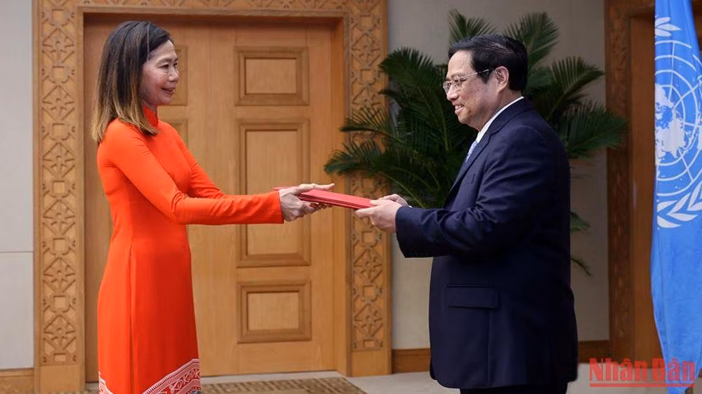 Bà Pauline Tamesis trình Thủ tướng Phạm Minh Chính thư ủy nhiệm của Tổng Thư ký Liên hợp quốc bổ nhiệm Điều phối viên thường trú của Liên hợp quốc tại Việt Nam. Bà Pauline Tamesis trình Thủ tướng Phạm Minh Chính thư ủy nhiệm của Tổng Thư ký Liên hợp quốc bổ nhiệm Điều phối viên thường trú của Liên hợp quốc tại Việt Nam.