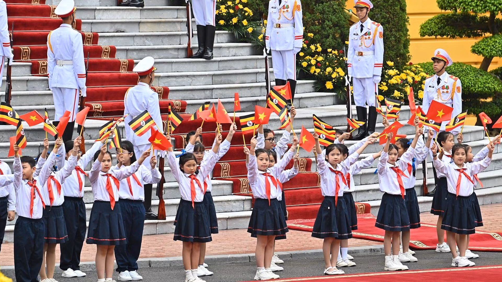 Thiếu nhi Thủ đô chào đón Tổng thống Uganda Yoweri Kaguta Museveni.