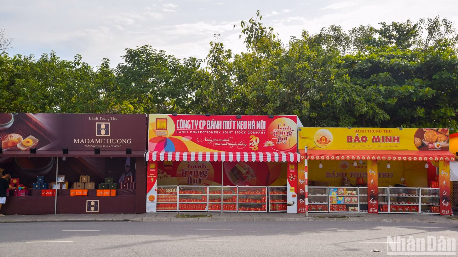 Hình ảnh những ki-ốt bán bánh Trung thu tại đường Nghi Tàm.