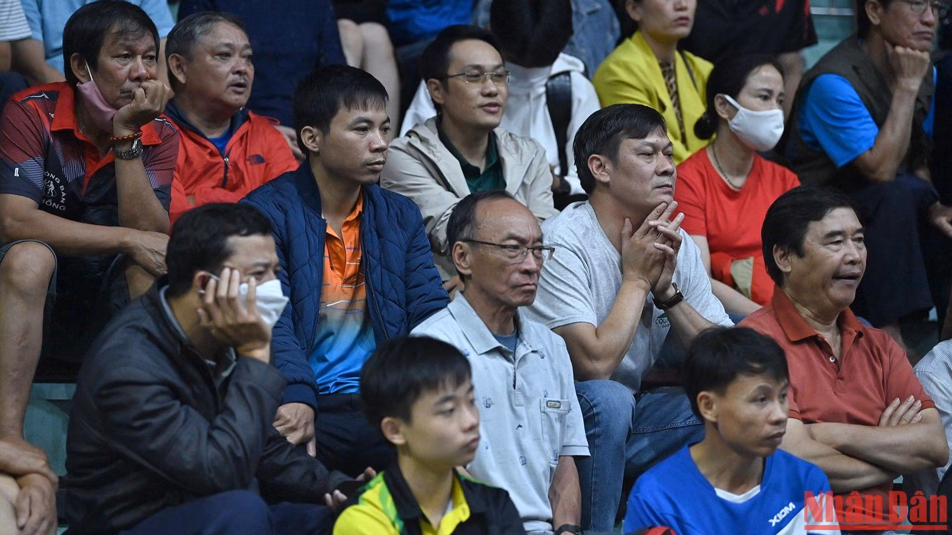 Khán giả tập trung theo dõi từng đường bóng dưới sân thi đấu. (Ảnh: Duy Linh) Khán giả tập trung theo dõi từng đường bóng dưới sân thi đấu. (Ảnh: Duy Linh)