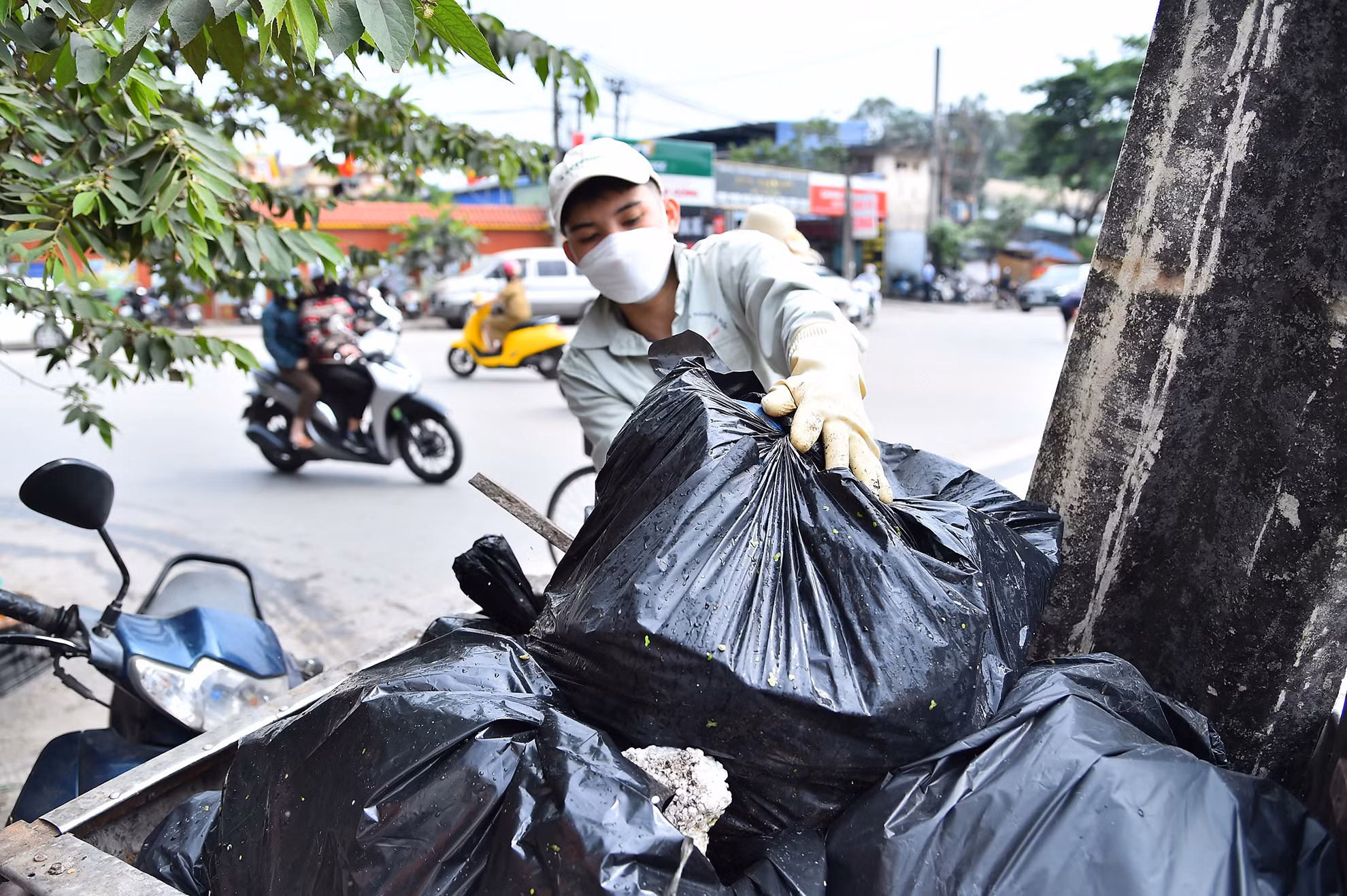Rác thải sau khi đưa lên bờ sẽ được tập kết trên các xe của đơn vị môi trường để chờ vận chuyển đi.