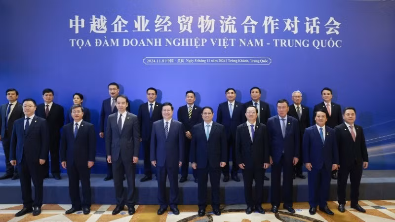Thủ tướng Phạm Minh Chính với đại biểu hai nước dự Tọa đàm doanh nghiệp Việt Nam-Trung Quốc. (Ảnh: Dương Giang/TTXVN)