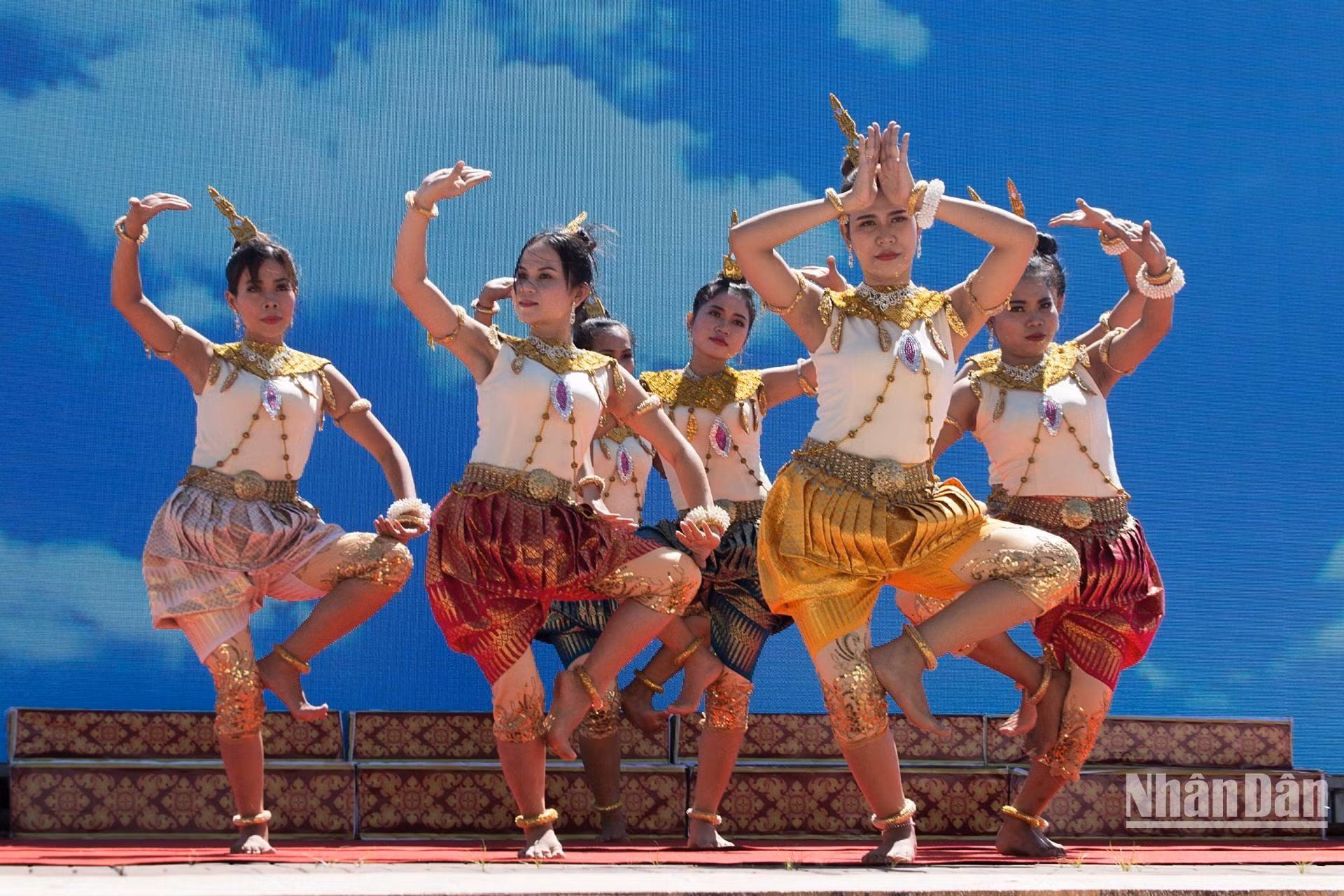 Điệu múa Khmer. (Ảnh: Nguyễn Thị Thanh Kiều Phương) Điệu múa Khmer. (Ảnh: Nguyễn Thị Thanh Kiều Phương)