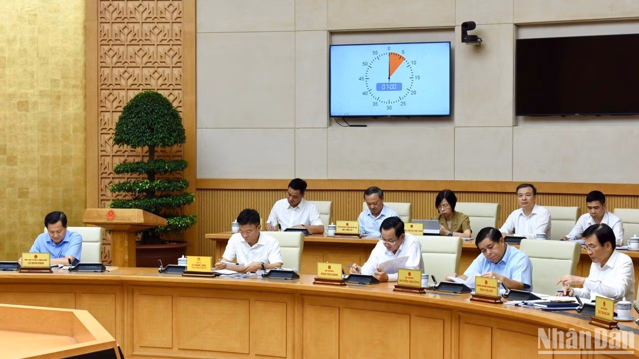 Phó Thủ tướng và Bộ trưởng các Bộ tham dự phiên họp chuyên đề về xây dựng pháp luật tháng 6/2024.