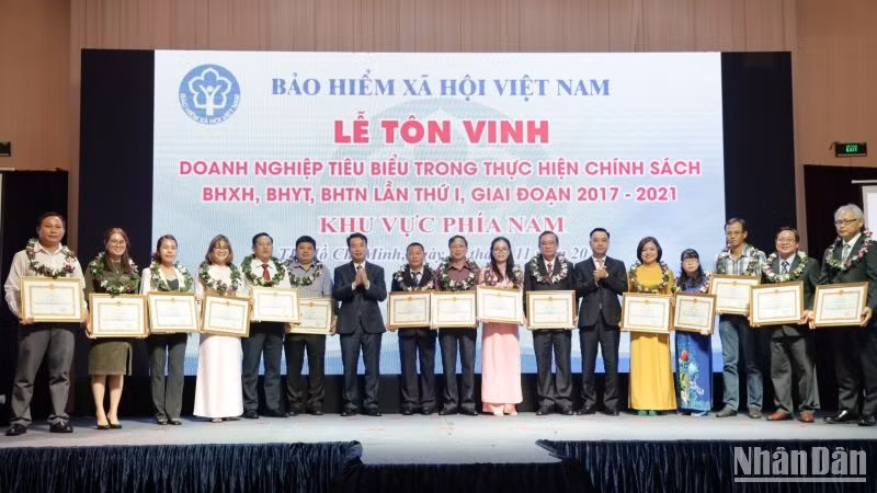 Bảo hiểm xã hội Việt Nam tôn vinh 190 doanh nghiệp tiêu biểu trong thực hiện chính sách, pháp luật bảo hiểm xã hội, bảo hiểm y tế, bảo hiểm thất nghiệp giai đoạn 2017-2022. (Ảnh: Tâm Trung) Bảo hiểm xã hội Việt Nam tôn vinh 190 doanh nghiệp tiêu biểu trong thực hiện chính sách, pháp luật bảo hiểm xã hội, bảo hiểm y tế, bảo hiểm thất nghiệp giai đoạn 2017-2022. (Ảnh: Tâm Trung)