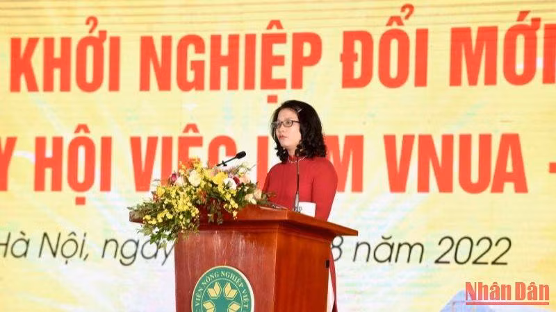 Giáo sư, Tiến sĩ Nguyễn Thị Lan, Giám đốc Học viện Nông nghiệp phát biểu tại Chương trình. Giáo sư, Tiến sĩ Nguyễn Thị Lan, Giám đốc Học viện Nông nghiệp phát biểu tại Chương trình.