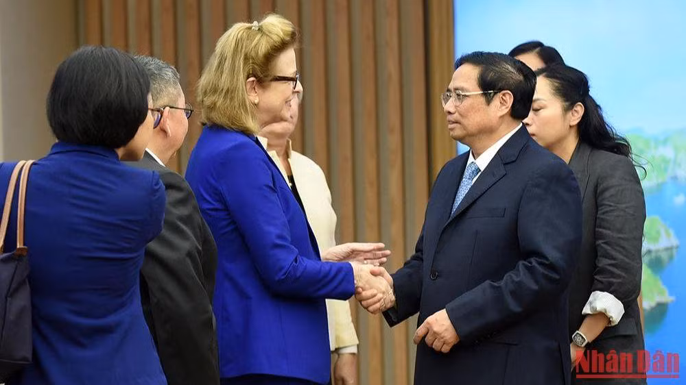 Thủ tướng Phạm Minh Chính với các thành viên trong đoàn. Thủ tướng Phạm Minh Chính với các thành viên trong đoàn.