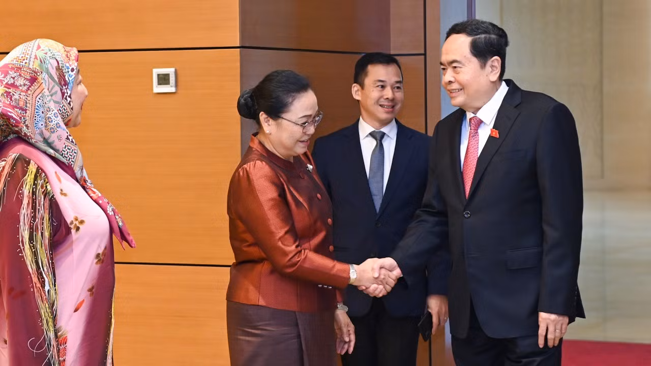 Chủ tịch Quốc hội Trần Thanh Mẫn với Đại sứ Cộng hòa Dân chủ Nhân dân Lào Khamphao Ernthavanh. Chủ tịch Quốc hội Trần Thanh Mẫn với Đại sứ Cộng hòa Dân chủ Nhân dân Lào Khamphao Ernthavanh.