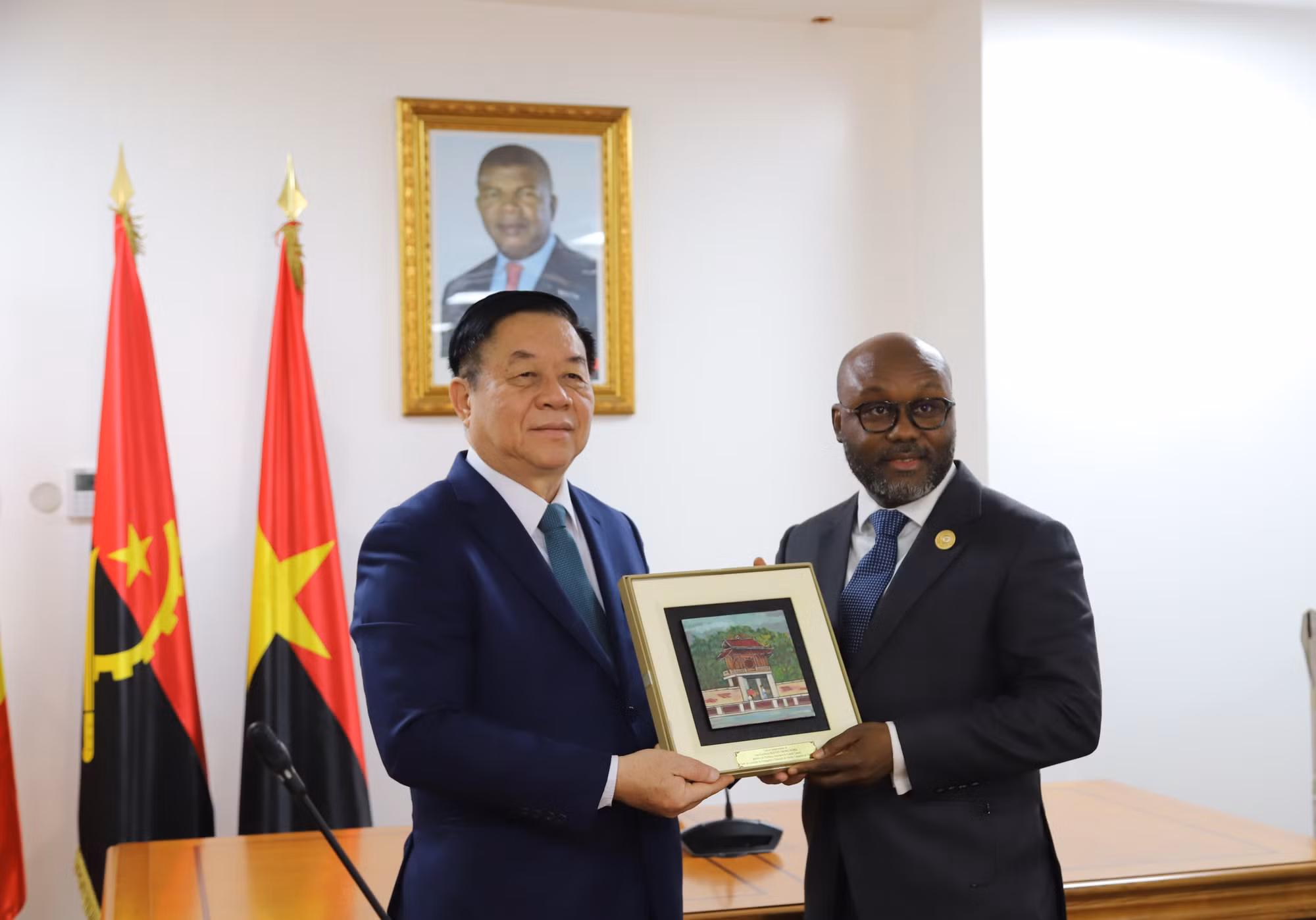 Trưởng Ban Tuyên giáo Trung ương Nguyễn Trọng Nghĩa tặng quà lưu niệm cho ông Esteves Carlos Hilário, Ủy viên Bộ Chính trị, Bí thư phụ trách thông tin và truyền thông Đảng MPLA. (Ảnh: TTXVN) Trưởng Ban Tuyên giáo Trung ương Nguyễn Trọng Nghĩa tặng quà lưu niệm cho ông Esteves Carlos Hilário, Ủy viên Bộ Chính trị, Bí thư phụ trách thông tin và truyền thông Đảng MPLA. (Ảnh: TTXVN)