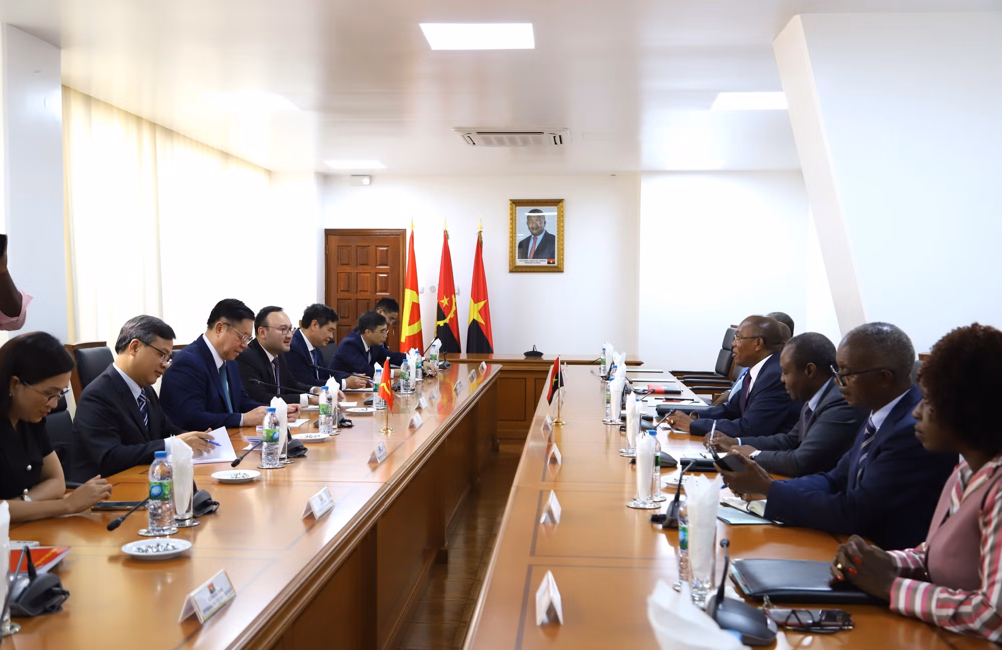 Trưởng Ban Tuyên giáo Trung ương Nguyễn Trọng Nghĩa hội đàm với ông Manuel Domigos Augusto, Ủy viên Bộ Chính trị, Bí thư phụ trách đối ngoại của Đảng MPLA và ông Esteves Carlos Hilário, Ủy viên Bộ Chính trị, Bí thư phụ trách thông tin và truyền thông Đảng MPLA. (Ảnh: TTXVN) Trưởng Ban Tuyên giáo Trung ương Nguyễn Trọng Nghĩa hội đàm với ông Manuel Domigos Augusto, Ủy viên Bộ Chính trị, Bí thư phụ trách đối ngoại của Đảng MPLA và ông Esteves Carlos Hilário, Ủy viên Bộ Chính trị, Bí thư phụ trách thông tin và truyền thông Đảng MPLA. (Ảnh: TTXVN)