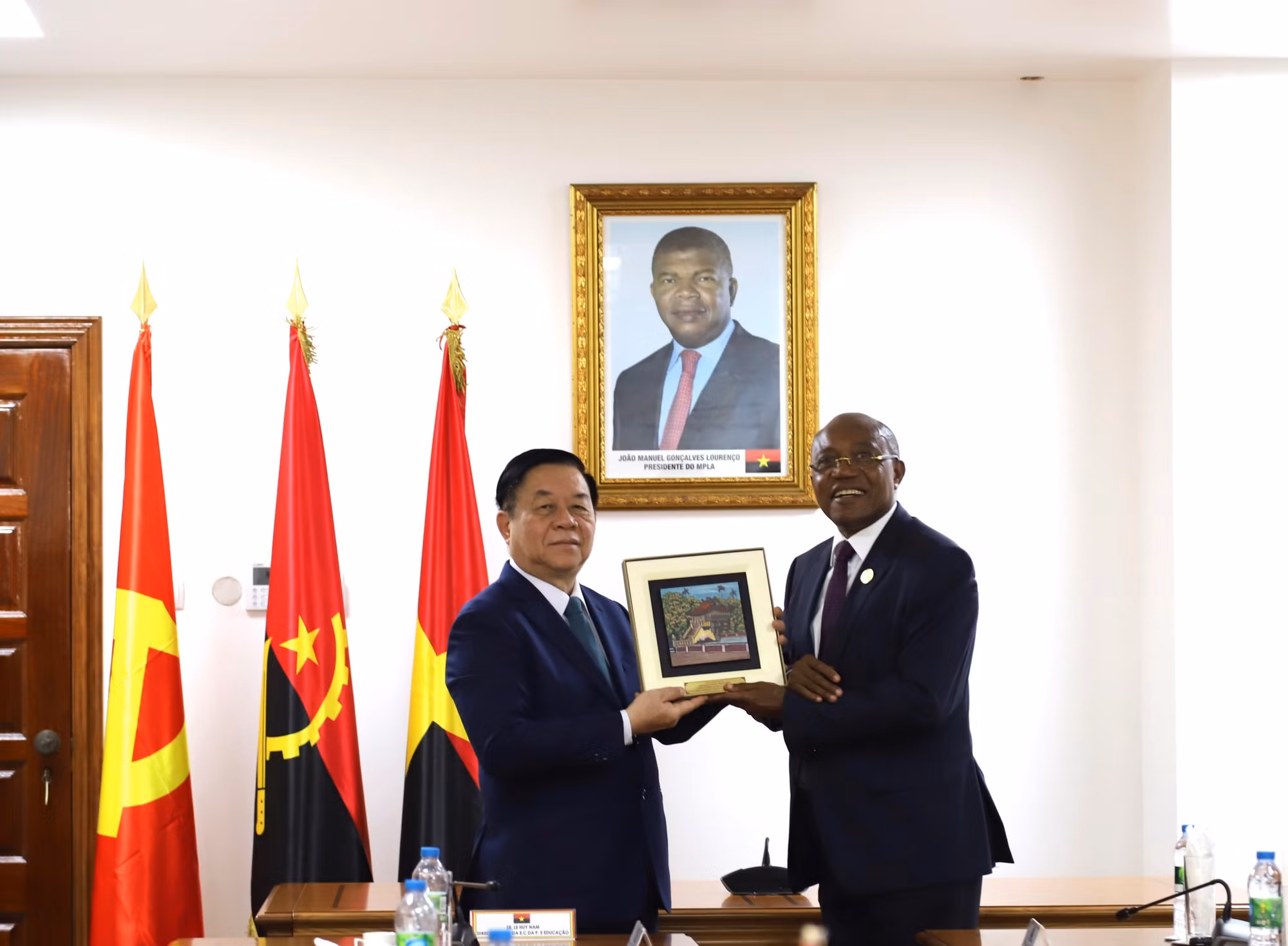 Trưởng Ban Tuyên giáo Trung ương Nguyễn Trọng Nghĩa tặng quà lưu niệm cho ông Manuel Domigos Augusto, Ủy viên Bộ Chính trị, Bí thư phụ trách đối ngoại của Đảng MPLA. (Ảnh: TTXVN) Trưởng Ban Tuyên giáo Trung ương Nguyễn Trọng Nghĩa tặng quà lưu niệm cho ông Manuel Domigos Augusto, Ủy viên Bộ Chính trị, Bí thư phụ trách đối ngoại của Đảng MPLA. (Ảnh: TTXVN)