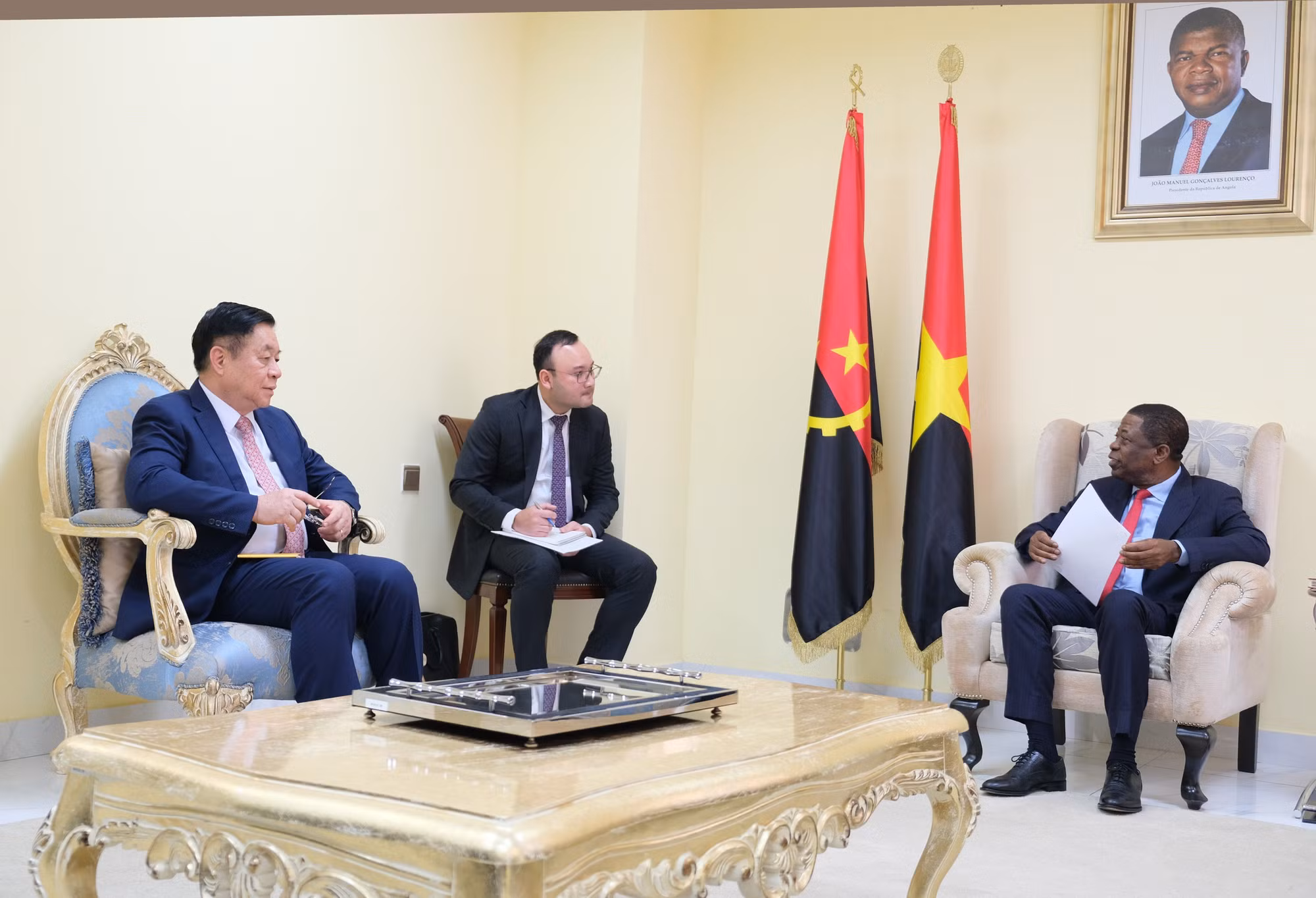Trưởng Ban Tuyên giáo Trung ương Nguyễn Trọng Nghĩa hội kiến Tổng Thư ký Đảng MPLA Paulo Pombolo. (Ảnh: TTXVN) Trưởng Ban Tuyên giáo Trung ương Nguyễn Trọng Nghĩa hội kiến Tổng Thư ký Đảng MPLA Paulo Pombolo. (Ảnh: TTXVN)