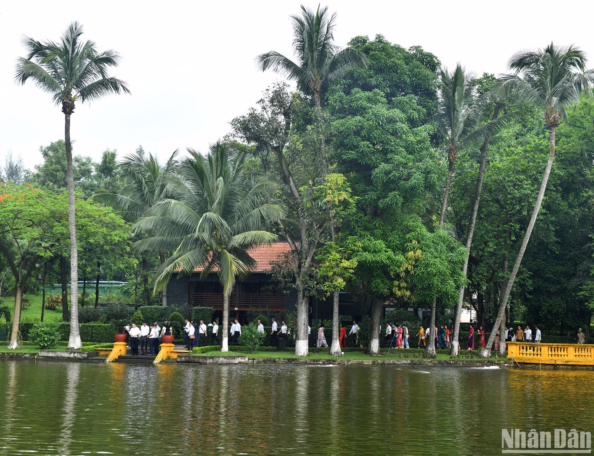 Nhà sàn Bác Hồ hài hòa với khung cảnh thiên nhiên tại Khu di tích Chủ tịch Hồ Chí Minh tại Phủ Chủ tịch.