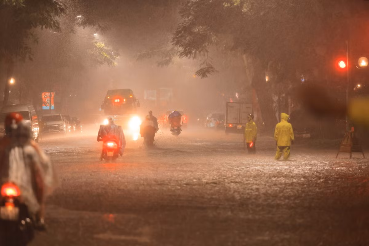 Một đoạn phố Lý Thường Kiệt, quận Hoàn Kiếm bị ngập sâu. (Ảnh: Hoàng Hiếu/TTXVN)
