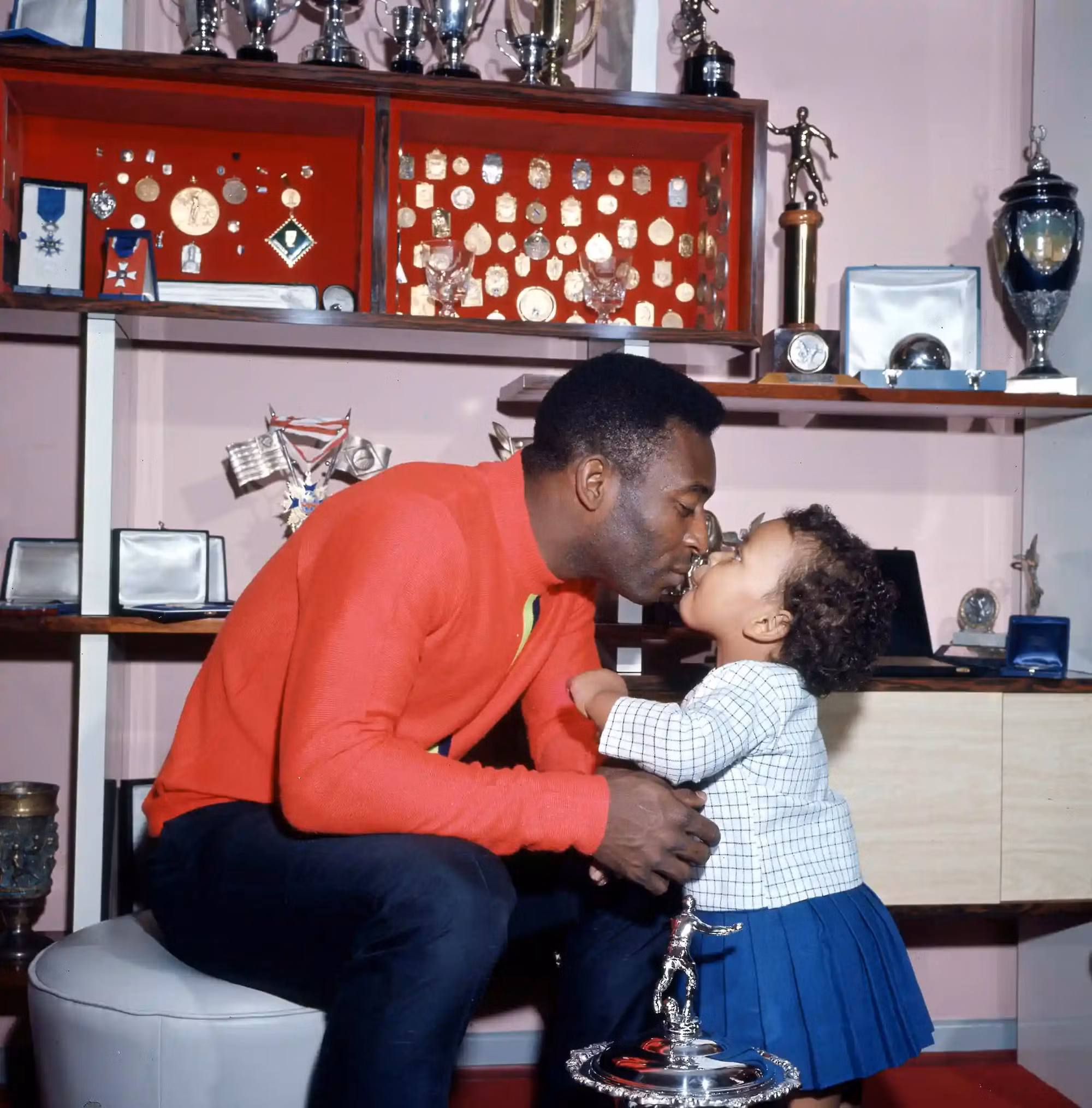 Pelé âu yếm bên con gái Kelly Christina của ông. Vua bóng đã trải qua 3 cuộc hôn nhân và có 7 người con. (Ảnh: Popperfoto/Getty Images) Pelé âu yếm bên con gái Kelly Christina của ông. Vua bóng đã trải qua 3 cuộc hôn nhân và có 7 người con. (Ảnh: Popperfoto/Getty Images)