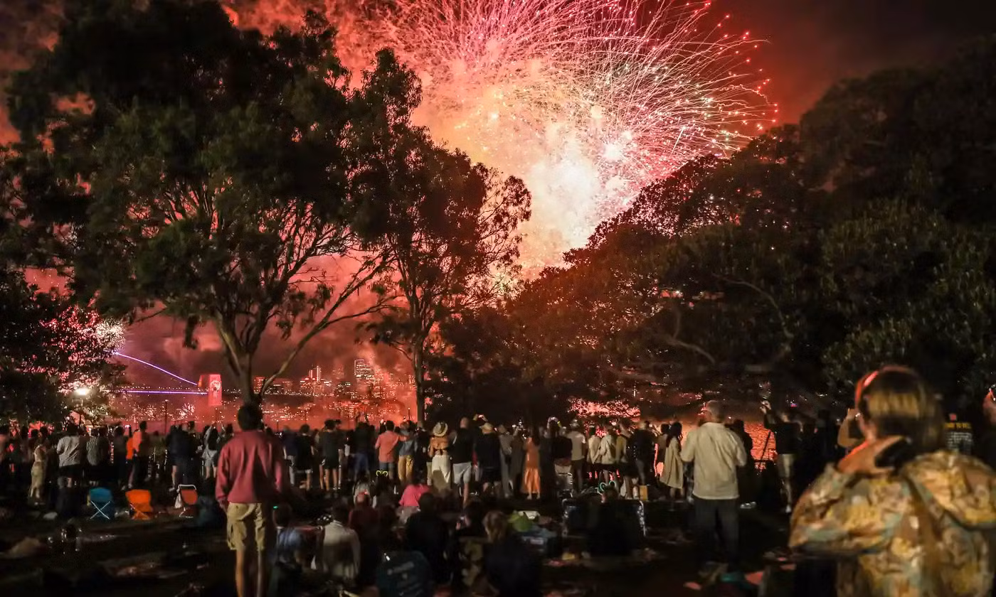 Người dân chăm chú chiêm ngưỡng những chùm pháo hoa rực rỡ tại Sydney. (Ảnh: Getty Images) Người dân chăm chú chiêm ngưỡng những chùm pháo hoa rực rỡ tại Sydney. (Ảnh: Getty Images)