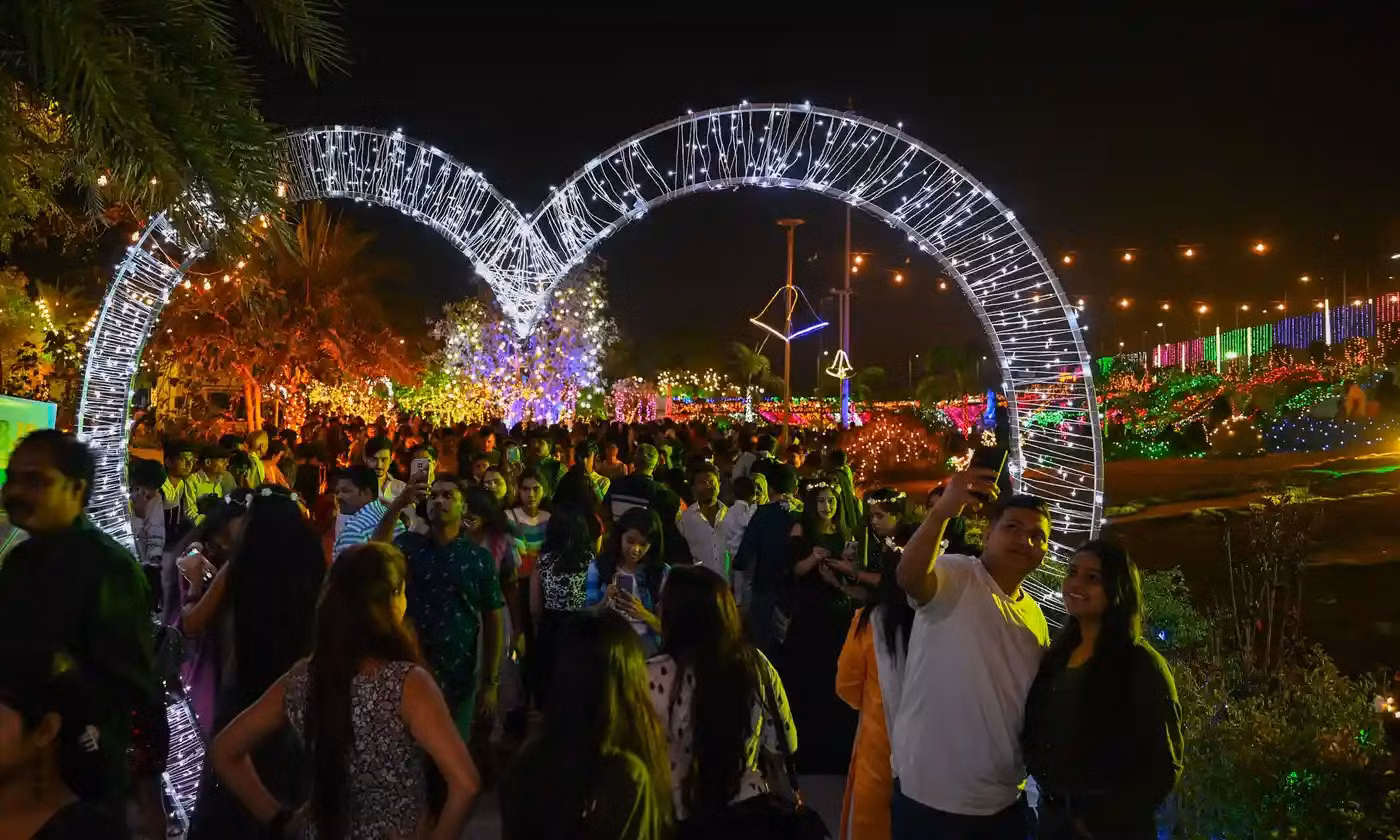 Không khí nhộn nhịp trên lối đi dạo bên bờ biển tại thành phố Mumbai. (Ảnh: Punit Paranjpe/AFP/Getty Images) Không khí nhộn nhịp trên lối đi dạo bên bờ biển tại thành phố Mumbai. (Ảnh: Punit Paranjpe/AFP/Getty Images)