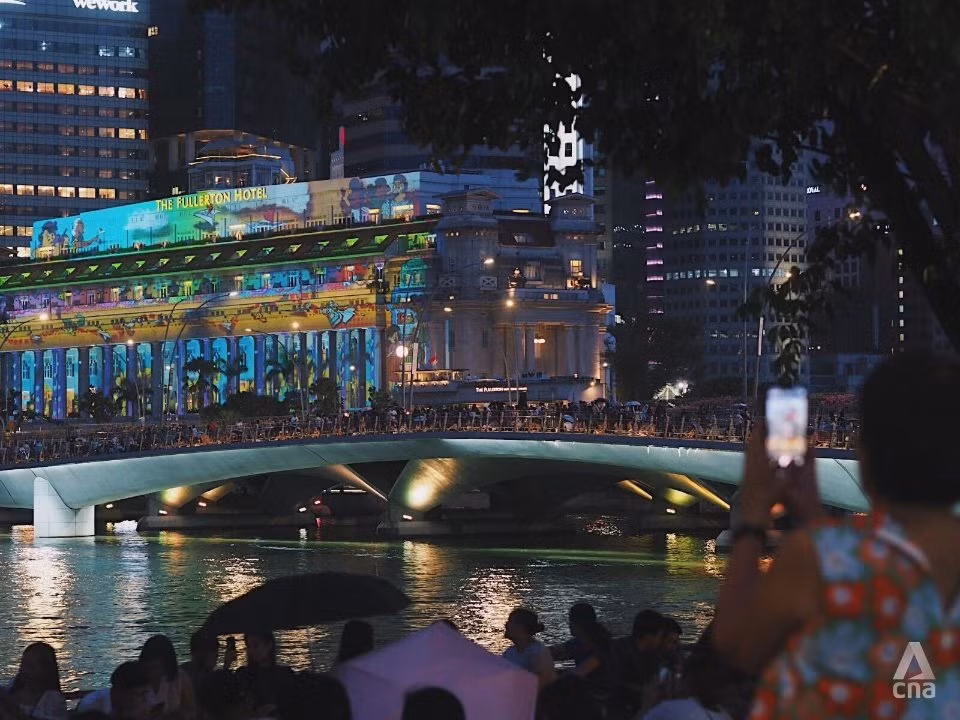 Trước giờ chuyển giao sang năm mới, khu vực Marina Bay của Singapore xuất hiện mưa phùn. Tuy nhiên, người dân vẫn đổ về khu vực này để tận hưởng một đêm cuối năm sôi động. (Ảnh: CNA) Trước giờ chuyển giao sang năm mới, khu vực Marina Bay của Singapore xuất hiện mưa phùn. Tuy nhiên, người dân vẫn đổ về khu vực này để tận hưởng một đêm cuối năm sôi động. (Ảnh: CNA)