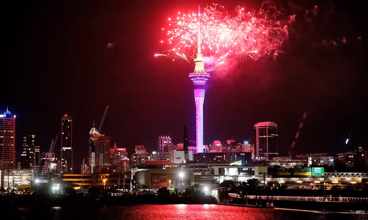 Rất đông người dân đã đổ về khu vực tòa tháp Sky Tower tại trung tâm thành phố Auckland để đắm mình trong ánh sáng và âm nhạc. (Ảnh: AP) Rất đông người dân đã đổ về khu vực tòa tháp Sky Tower tại trung tâm thành phố Auckland để đắm mình trong ánh sáng và âm nhạc. (Ảnh: AP)