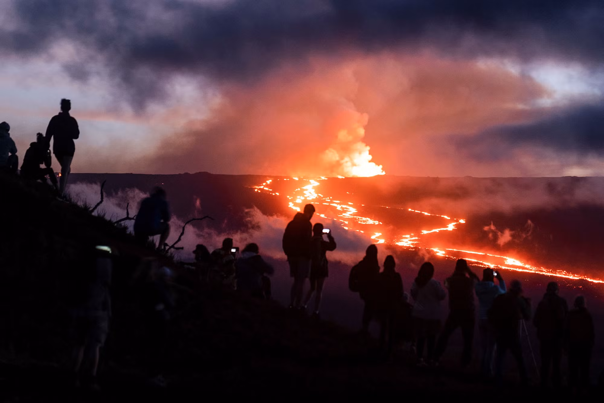 Du khách đến với Hawaii để tận mắt chứng kiến dung nham phun trào từ Mauna Loa sau gần 40 năm núi lửa này "ngủ yên". (Ảnh: Reuters) Du khách đến với Hawaii để tận mắt chứng kiến dung nham phun trào từ Mauna Loa sau gần 40 năm núi lửa này "ngủ yên". (Ảnh: Reuters)
