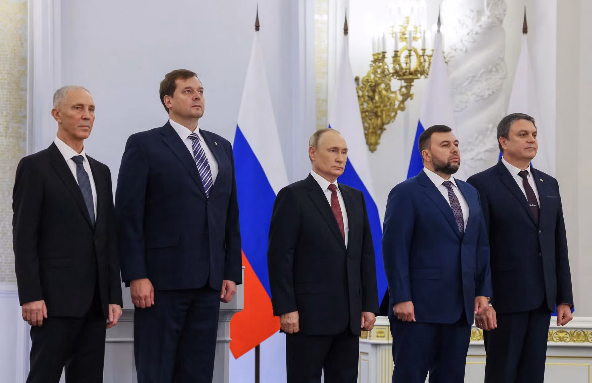 Ngày 30/9, tại Điện Kremlin, Tổng thống Nga Vladimir Putin và những người đứng đầu các vùng lãnh thổ tại Ukraine, gồm Donetsk, Lugansk, Kherson và Zaporozhye, đã ký thỏa thuận về việc các khu vực này sáp nhập Liên bang Nga. (Ảnh: Reuters) Ngày 30/9, tại Điện Kremlin, Tổng thống Nga Vladimir Putin và những người đứng đầu các vùng lãnh thổ tại Ukraine, gồm Donetsk, Lugansk, Kherson và Zaporozhye, đã ký thỏa thuận về việc các khu vực này sáp nhập Liên bang Nga. (Ảnh: Reuters)