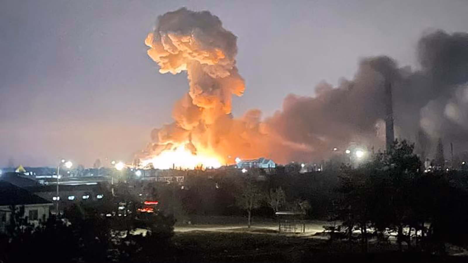Ngày 24/2, Tổng thống Nga Vladimir Putin đã thông báo sẽ triển khai "chiến dịch quân sự đặc biệt nhằm bảo vệ người dân" ở Cộng hòa nhân dân Donetsk (DPR) tự xưng và Cộng hòa nhân dân Luhansk (LPR) tự xưng tại Donbass, miền đông Ukraine. Trong ảnh: Một vụ nổ tại thủ đô Kiev, Ukraine. (Nguồn: Văn phòng Tổng thống Ukraine) Ngày 24/2, Tổng thống Nga Vladimir Putin đã thông báo sẽ triển khai "chiến dịch quân sự đặc biệt nhằm bảo vệ người dân" ở Cộng hòa nhân dân Donetsk (DPR) tự xưng và Cộng hòa nhân dân Luhansk (LPR) tự xưng tại Donbass, miền đông Ukraine. Trong ảnh: Một vụ nổ tại thủ đô Kiev, Ukraine. (Nguồn: Văn phòng Tổng thống Ukraine)