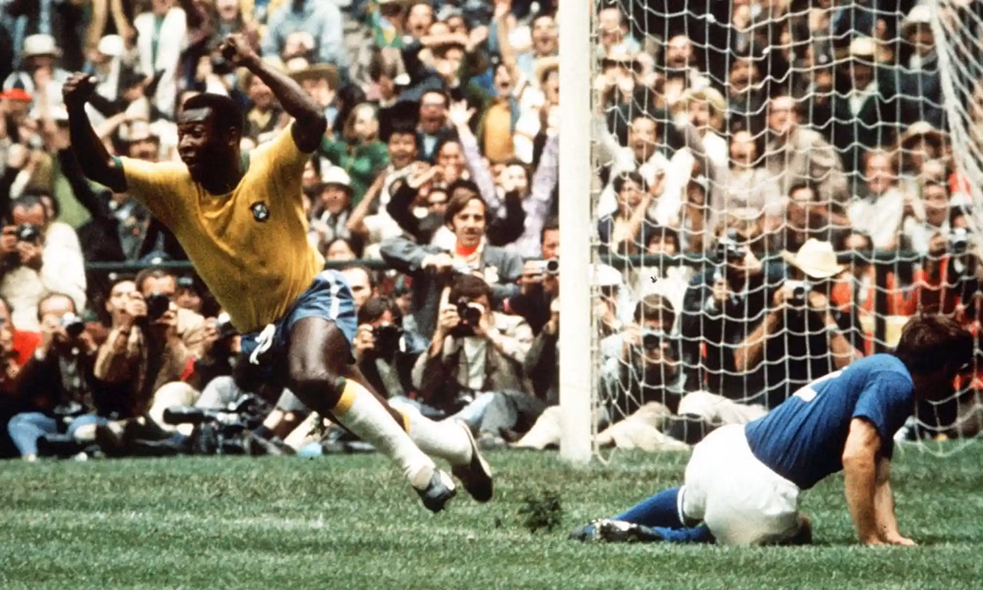 Năm 1970 đánh dấu lần đầu tiên khán giả toàn cầu được theo dõi trực tiếp giải World Cup trên truyền hình và đây cũng là lần đầu tiên chương trình được phát sóng có màu. Trong ánh nắng rực rỡ của Mexico, những chiếc áo màu vàng và quần xanh coban của đội tuyển Brazil đã làm thế giới lóa mắt... Đây là lần thứ ba đội tuyển Brazil vô địch World Cup với lối chơi sáng tạo và màn trình diễn gay cấn. Bức ảnh này ghi lại khoảnh khắc Pelé ăn mừng bàn thắng đầu tiên ở phút thứ 18 trong trận chung kết với chiến thắng 4-1 trước đội tuyển Italia. (Ảnh: Colorsport/Shutterstock) Năm 1970 đánh dấu lần đầu tiên khán giả toàn cầu được theo dõi trực tiếp giải World Cup trên truyền hình và đây cũng là lần đầu tiên chương trình được phát sóng có màu. Trong ánh nắng rực rỡ của Mexico, những chiếc áo màu vàng và quần xanh coban của đội tuyển Brazil đã làm thế giới lóa mắt... Đây là lần thứ ba đội tuyển Brazil vô địch World Cup với lối chơi sáng tạo và màn trình diễn gay cấn. Bức ảnh này ghi lại khoảnh khắc Pelé ăn mừng bàn thắng đầu tiên ở phút thứ 18 trong trận chung kết với chiến thắng 4-1 trước đội tuyển Italia. (Ảnh: Colorsport/Shutterstock)