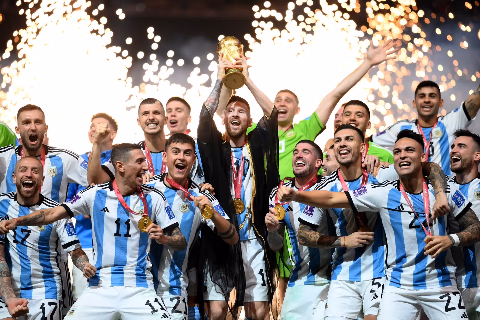 Lionel Messi cùng đội tuyển Argentina kết thúc hành trình World Cup 2022 tại Qatar với ngôi vô địch đầy cảm xúc, thỏa giấc mơ của người hâm mộ sau 36 năm chờ đợi. (Ảnh: Shaun Botterill/FIFA/Getty Images) Lionel Messi cùng đội tuyển Argentina kết thúc hành trình World Cup 2022 tại Qatar với ngôi vô địch đầy cảm xúc, thỏa giấc mơ của người hâm mộ sau 36 năm chờ đợi. (Ảnh: Shaun Botterill/FIFA/Getty Images)