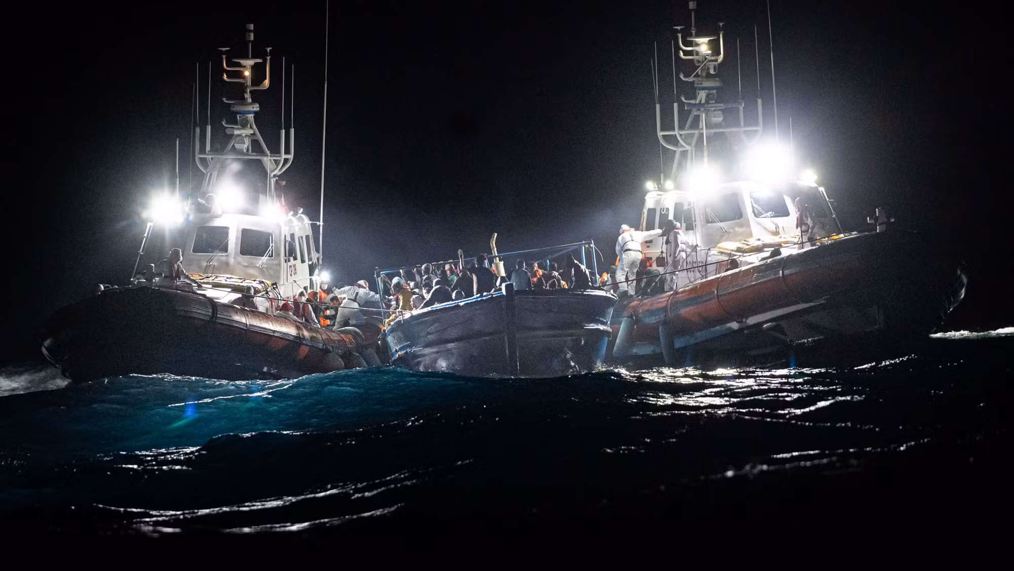 Hàng trăm người di cư được cứu ngoài khơi đảo Lampedusa của Italia sau khi Lực lượng bảo vệ bờ biển nước này tìm thấy họ trong 1 chiếc thuyền gỗ chật cứng trên biển Địa Trung Hải. Theo hãng thông tấn ANSA của Italia, ít nhất 7 người di cư trên thuyền đã tử vong vì hạ thân nhiệt. (Ảnh: AP) Hàng trăm người di cư được cứu ngoài khơi đảo Lampedusa của Italia sau khi Lực lượng bảo vệ bờ biển nước này tìm thấy họ trong 1 chiếc thuyền gỗ chật cứng trên biển Địa Trung Hải. Theo hãng thông tấn ANSA của Italia, ít nhất 7 người di cư trên thuyền đã tử vong vì hạ thân nhiệt. (Ảnh: AP)