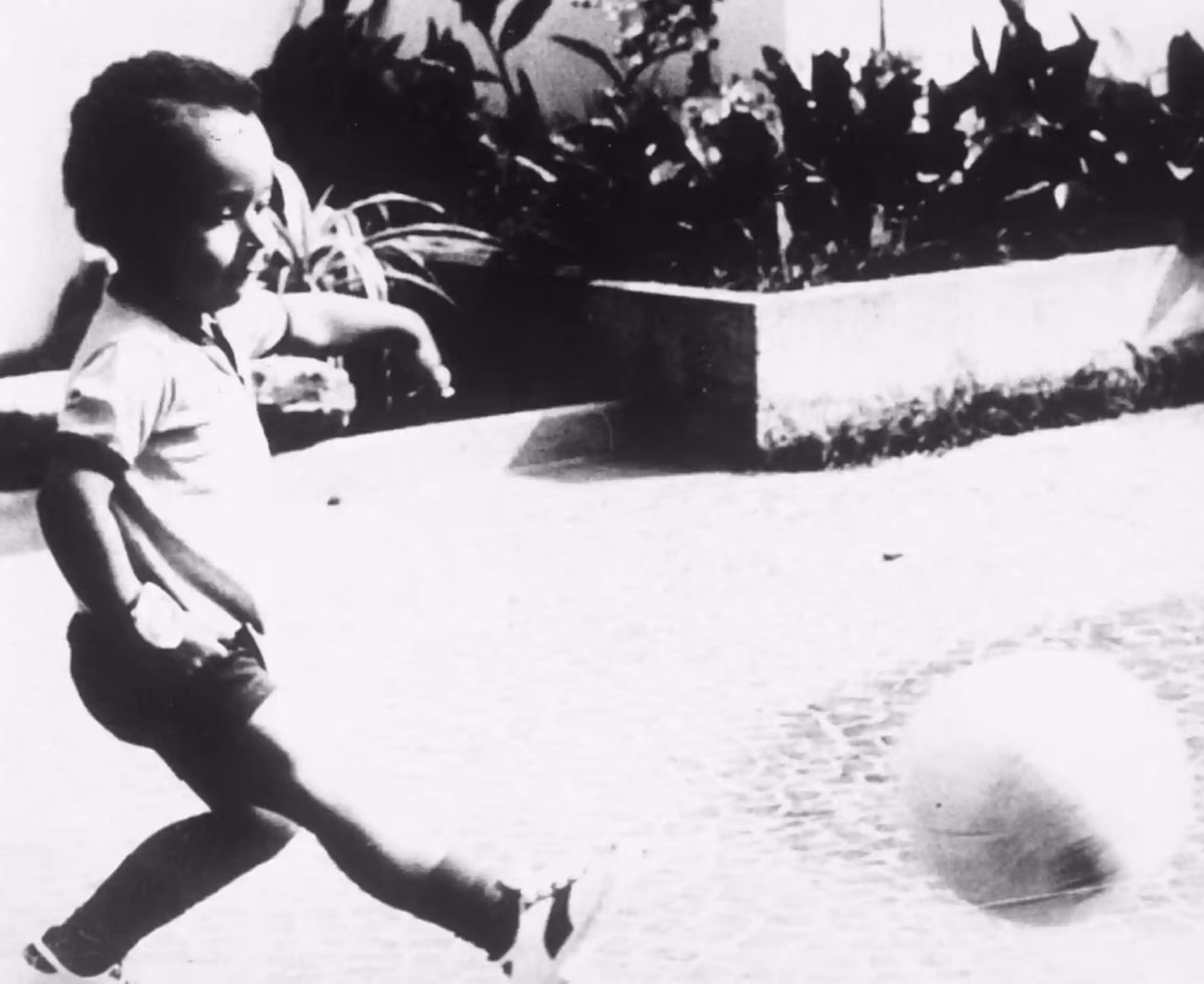 Pelé chào đời ngày 23/10/1940, tại đô thị Tres Coracoes, bang Minas Gerais, đông nam Brazil và được đặt tên Edson Arantes do Nascimento, theo tên nhà phát minh người Mỹ Thomas Edison. Ông là con trai cả trong một gia đình nghèo có 3 người con. (Ảnh: Shutterstock) Pelé chào đời ngày 23/10/1940, tại đô thị Tres Coracoes, bang Minas Gerais, đông nam Brazil và được đặt tên Edson Arantes do Nascimento, theo tên nhà phát minh người Mỹ Thomas Edison. Ông là con trai cả trong một gia đình nghèo có 3 người con. (Ảnh: Shutterstock)