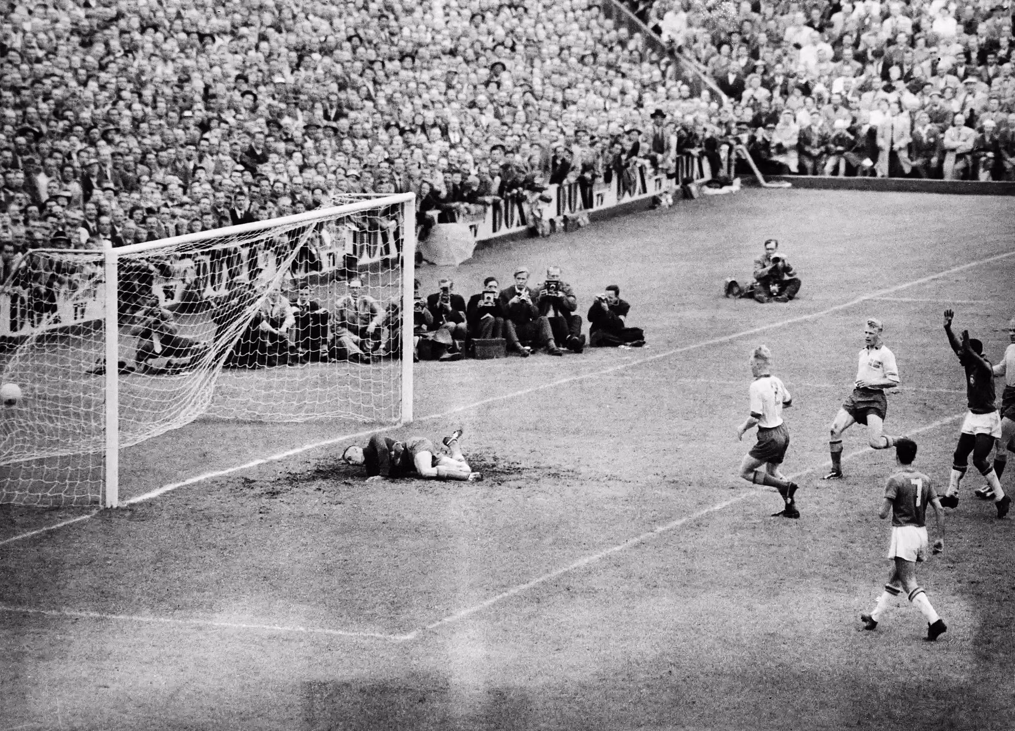 Pelé nổi tiếng toàn cầu sau khi ghi 2 bàn trong trận chung kết World Cup với chiến thắng 5-2 cho Brazil trước đội chủ nhà Thụy Điển. Trong cuốn tự truyện của mình, Pelé đã viết: “Pha bóng cuối cùng là một quả tạt cao: Tôi vượt qua hai hậu vệ, chạm bóng bằng đầu và nhìn nó đi vào góc lưới, đây là bàn thắng thứ năm của Brazil và bàn thứ hai của tôi trong trận đấu. Chúng tôi sẽ trở thành nhà vô địch thế giới”. (Ảnh: Bettmann/Corbis) Pelé nổi tiếng toàn cầu sau khi ghi 2 bàn trong trận chung kết World Cup với chiến thắng 5-2 cho Brazil trước đội chủ nhà Thụy Điển. Trong cuốn tự truyện của mình, Pelé đã viết: “Pha bóng cuối cùng là một quả tạt cao: Tôi vượt qua hai hậu vệ, chạm bóng bằng đầu và nhìn nó đi vào góc lưới, đây là bàn thắng thứ năm của Brazil và bàn thứ hai của tôi trong trận đấu. Chúng tôi sẽ trở thành nhà vô địch thế giới”. (Ảnh: Bettmann/Corbis)