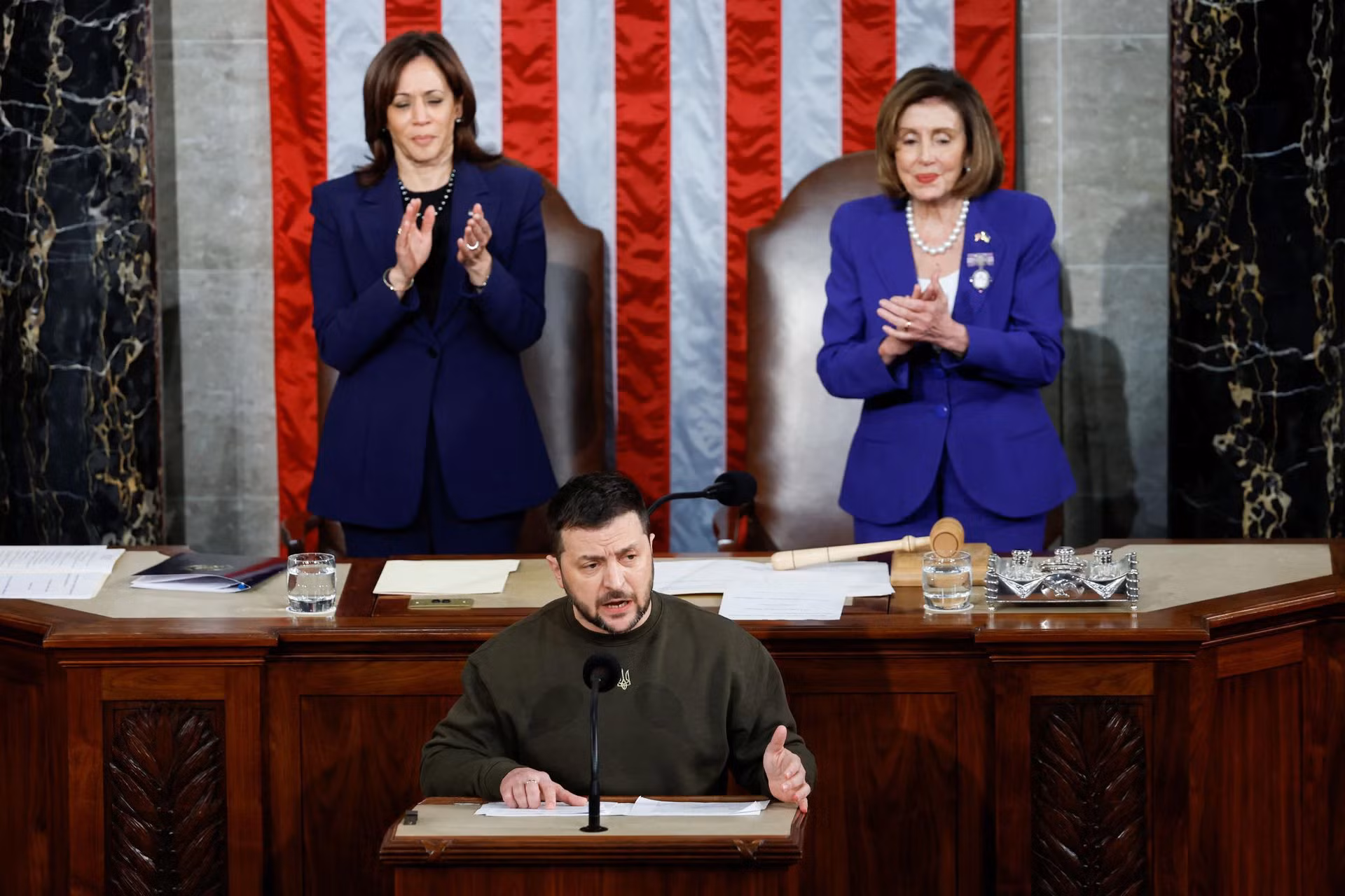 Ngày 21/12, Tổng thống Ukraine Volodymyr Zelensky đã có bài phát biểu tại cuộc họp chung của Quốc hội Mỹ nhằm thuyết phục các nghị sĩ đảng Cộng hòa Mỹ tiếp tục viện trợ quân sự và tài chính cho nước này. (Ảnh: Reuters) Ngày 21/12, Tổng thống Ukraine Volodymyr Zelensky đã có bài phát biểu tại cuộc họp chung của Quốc hội Mỹ nhằm thuyết phục các nghị sĩ đảng Cộng hòa Mỹ tiếp tục viện trợ quân sự và tài chính cho nước này. (Ảnh: Reuters)