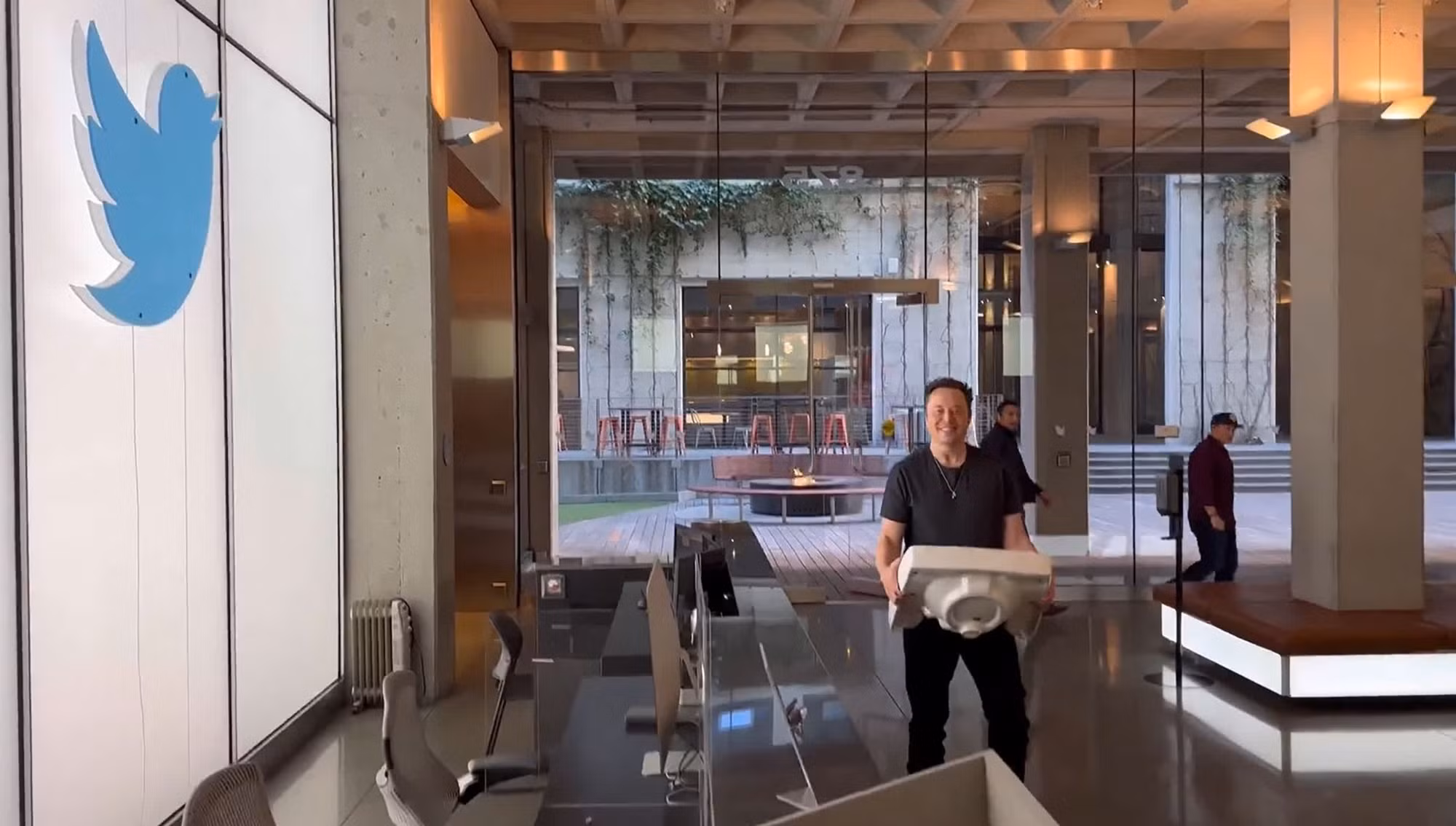 Hình ảnh trong video được đăng lên tài khoản Twitter của tỷ phú Elon Musk cho thấy ông bước vào trụ sở của mạng xã hội này tại San Francisco. Ngày 26/10, ông Musk bất ngờ đề nghị hoàn tất thương vụ mua lại mạng xã hội Twitter với mức giá thỏa thuận ban đầu là 44 tỷ USD. Hình ảnh trong video được đăng lên tài khoản Twitter của tỷ phú Elon Musk cho thấy ông bước vào trụ sở của mạng xã hội này tại San Francisco. Ngày 26/10, ông Musk bất ngờ đề nghị hoàn tất thương vụ mua lại mạng xã hội Twitter với mức giá thỏa thuận ban đầu là 44 tỷ USD.