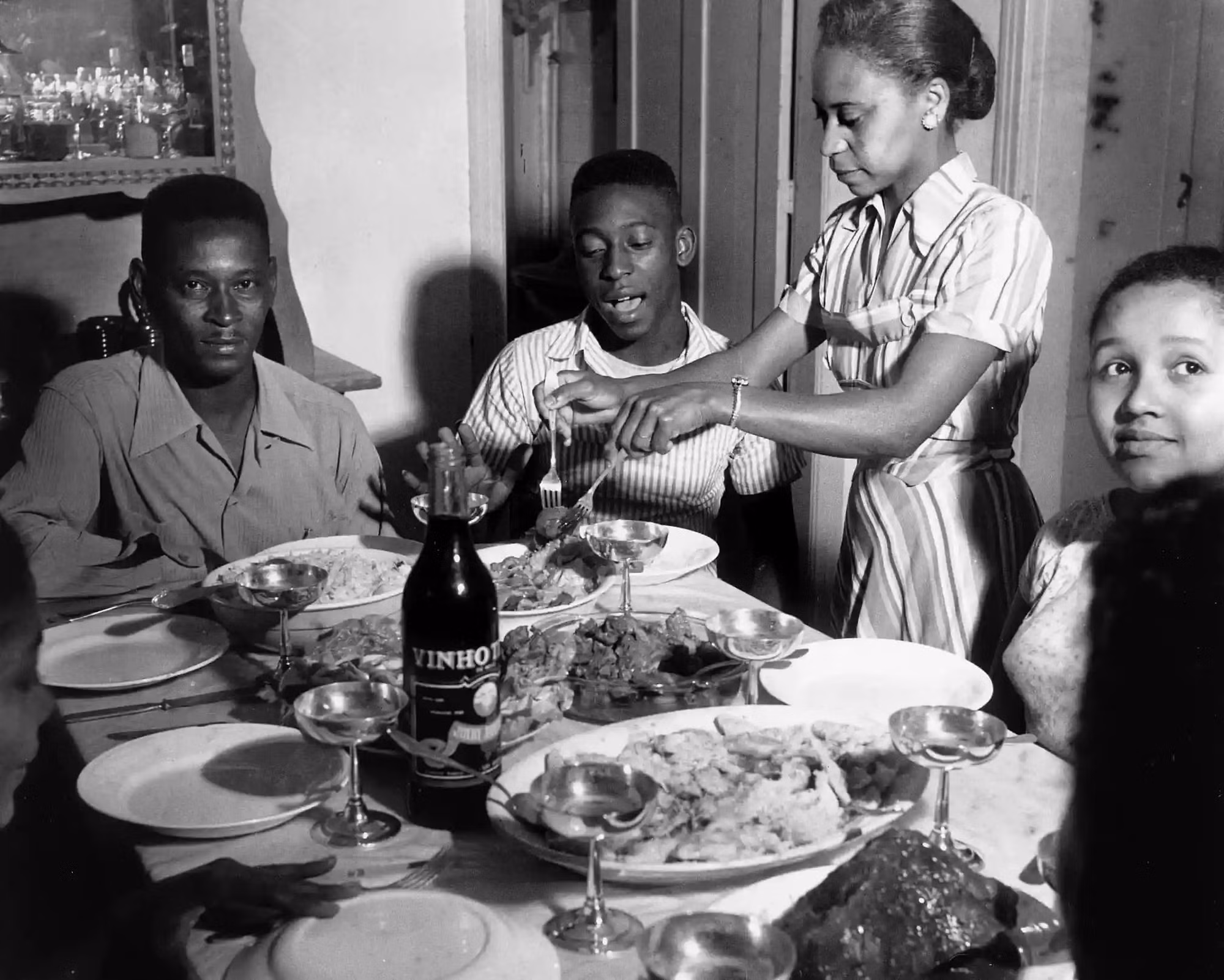 Cha của Pelé, ông João Ramos - người được biết đến nhiều hơn với biệt danh "Dondinho" (bên trái), đã phải vật lộn để kiếm sống bằng nghề cầu thủ bóng đá. Khi mới lên 7 tuổi, Pelé đã làm thêm công việc đánh giày để giúp đỡ gia đình. Từng chứng kiến cha mình khóc khi Brazil thua Uruguay trong trận chung kết World Cup năm 1950 ngay trên sân nhà, Pelé đã hứa một ngày nào đó sẽ mang chiếc cúp về cho đất nước. (Ảnh: Popperfoto/Getty Images) Cha của Pelé, ông João Ramos - người được biết đến nhiều hơn với biệt danh "Dondinho" (bên trái), đã phải vật lộn để kiếm sống bằng nghề cầu thủ bóng đá. Khi mới lên 7 tuổi, Pelé đã làm thêm công việc đánh giày để giúp đỡ gia đình. Từng chứng kiến cha mình khóc khi Brazil thua Uruguay trong trận chung kết World Cup năm 1950 ngay trên sân nhà, Pelé đã hứa một ngày nào đó sẽ mang chiếc cúp về cho đất nước. (Ảnh: Popperfoto/Getty Images)