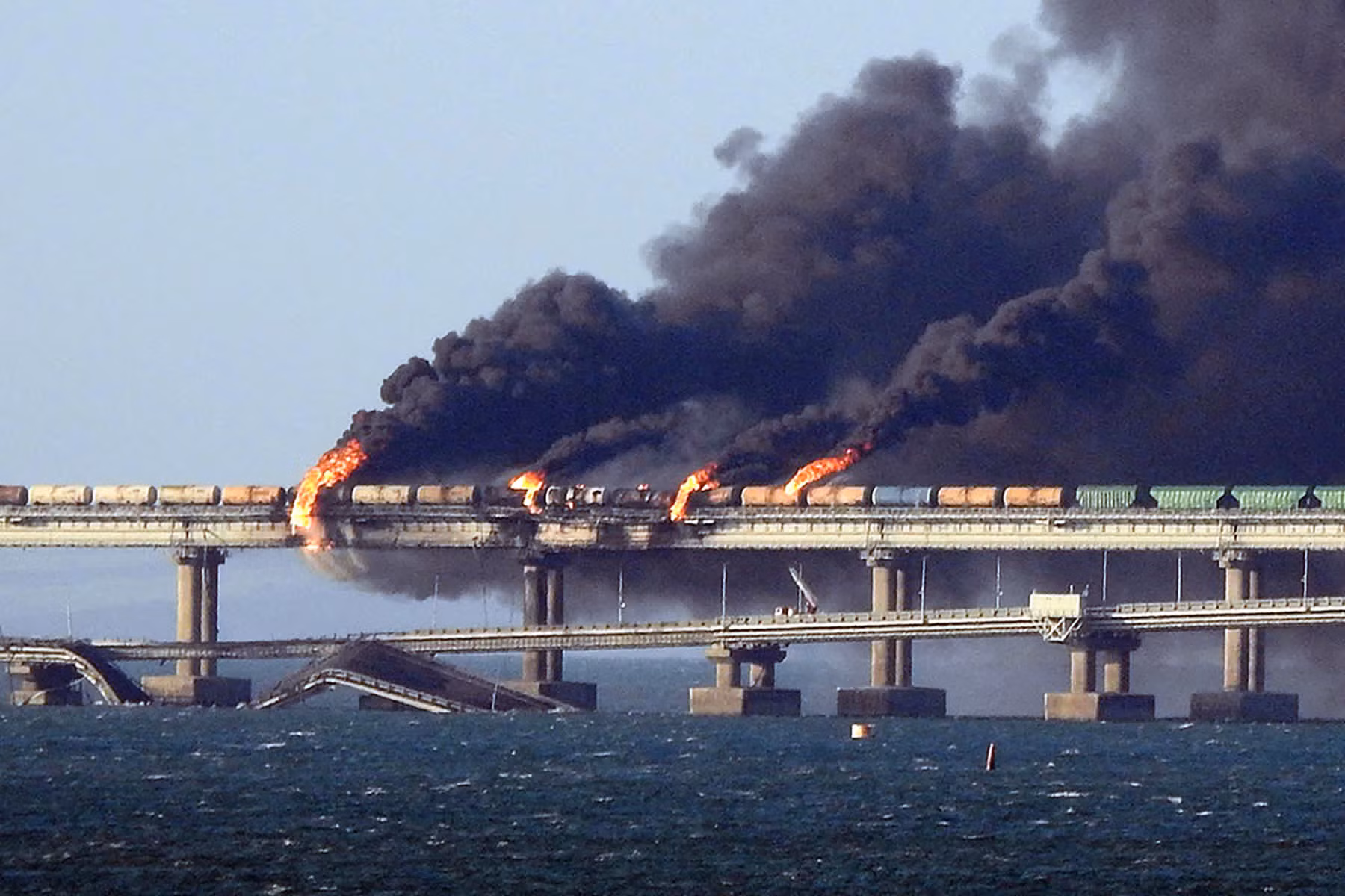 Vụ nổ trên cây cầu nối Nga với Bán đảo Crimea. (Ảnh: AFP/Getty Images) Vụ nổ trên cây cầu nối Nga với Bán đảo Crimea. (Ảnh: AFP/Getty Images)