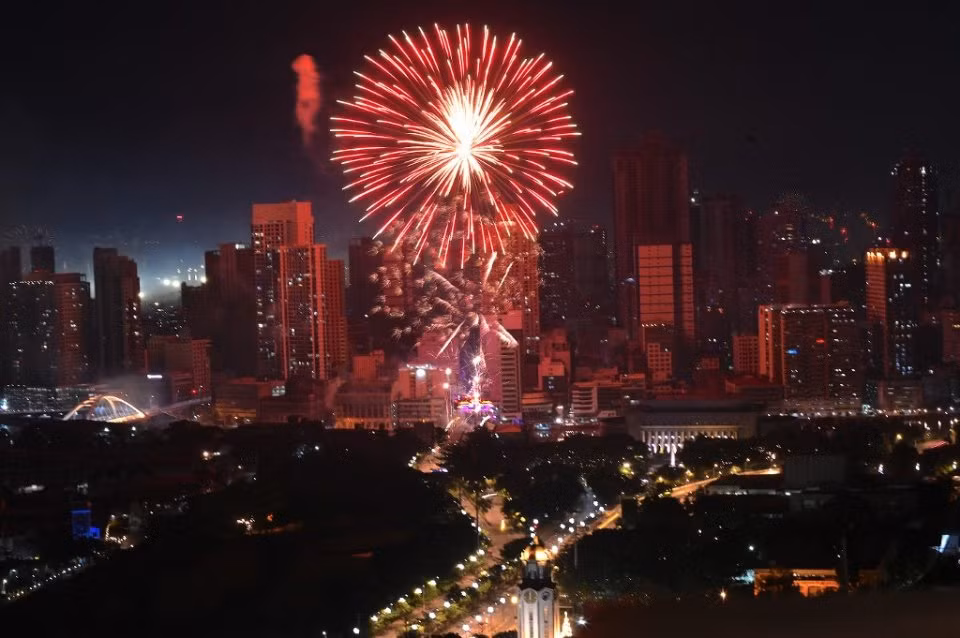 Chùm pháo hoa rực rỡ thắp sáng bầu trời thủ đô Manila. (Ảnh: AFP/JAM STA ROSA)