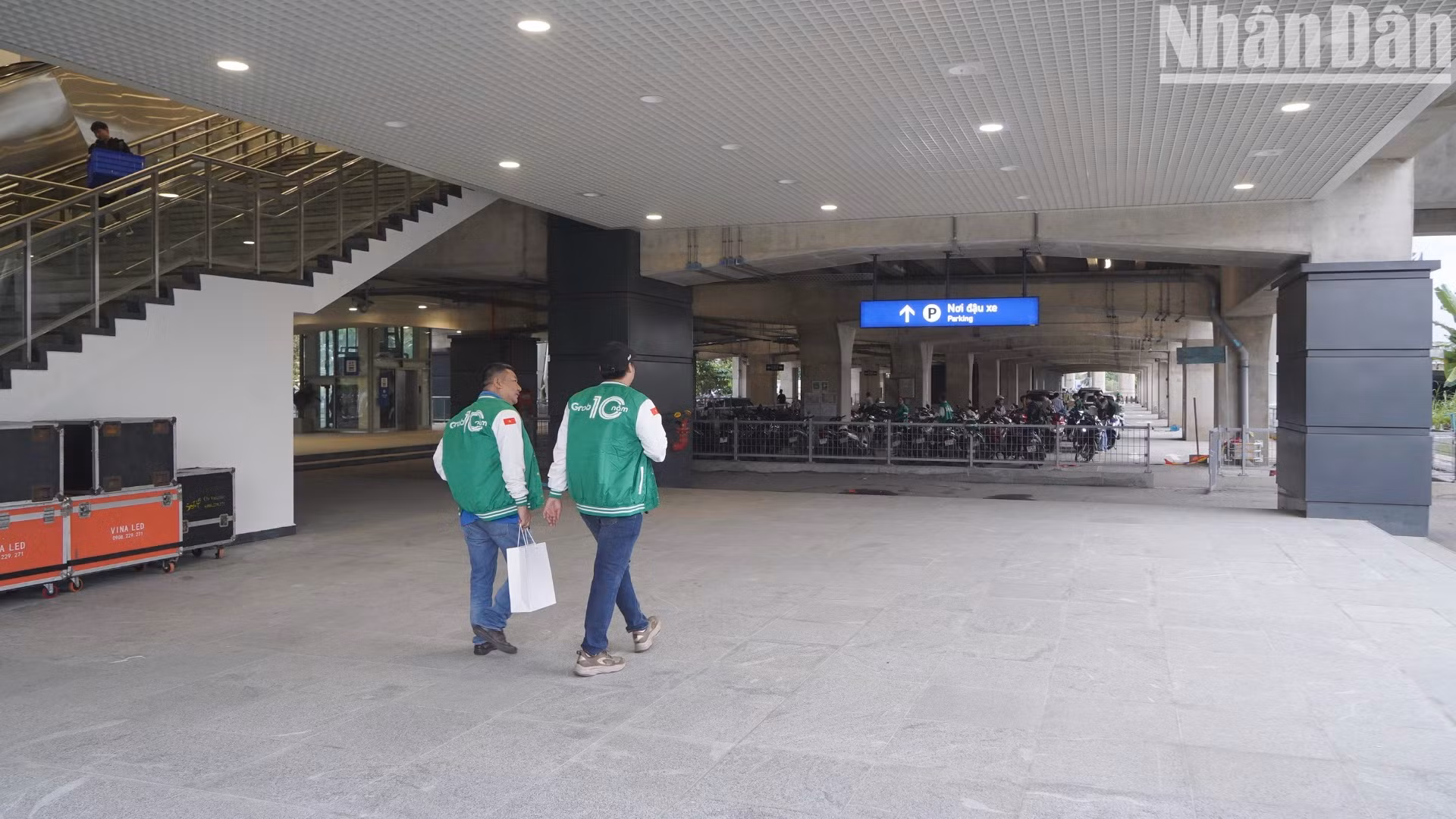 Hành khách di chuyển ra bãi xe Tân Cảng sau chuyến trải nghiệm chạy thử. Hành khách di chuyển ra bãi xe Tân Cảng sau chuyến trải nghiệm chạy thử.