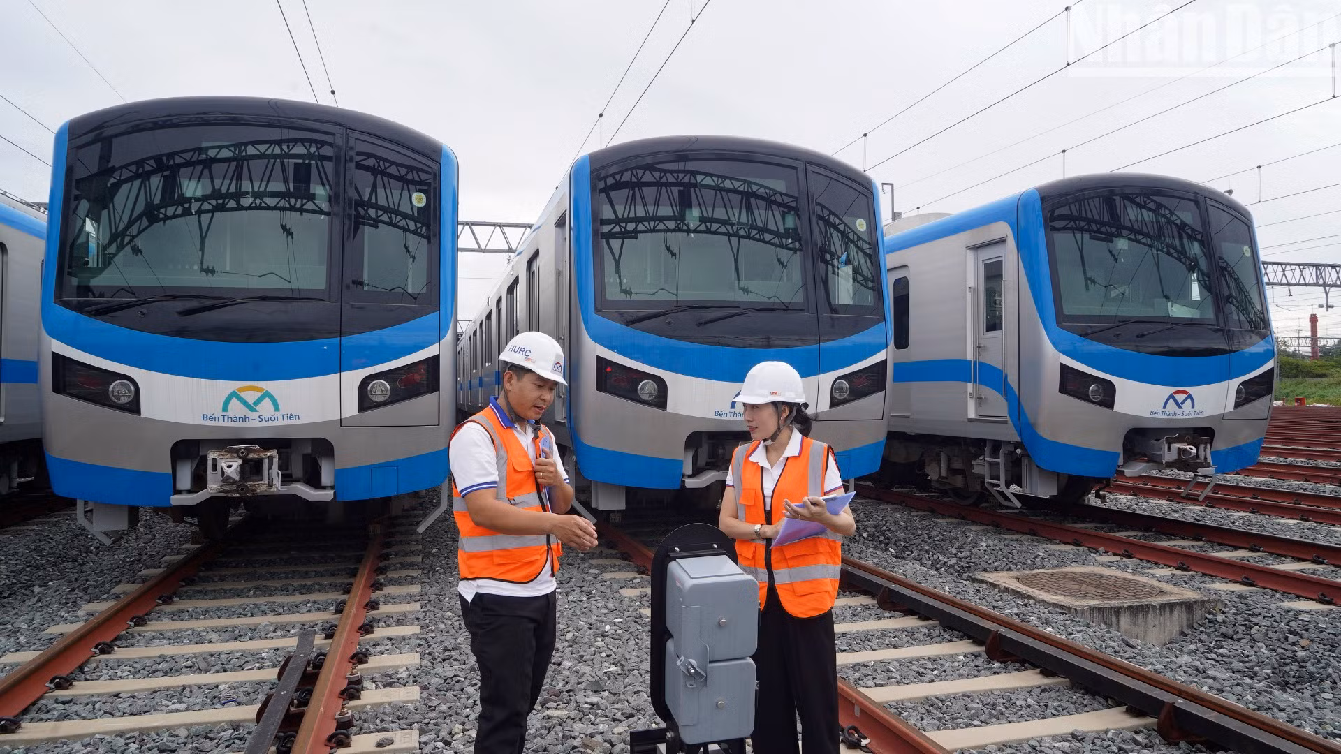 Theo Giám đốc Công ty TNHH MTV Đường sắt đô thị số 1 (HURC1): Để vận hành thương mại tuyến Metro Bến Thành-Suối Tiên, công ty đã đào tạo đội ngũ gồm 291 nhân viên nhà ga, 9 quản lý nhà ga, 61 kỹ thuật viên lái tàu, 24 kỹ thuật viên điều độ và 64 nhân viên bảo dưỡng. Trong đó, nhân viên lái tàu sẽ vận hành đoàn tàu theo cơ chế tự lái hoặc điều khiển “tự động”. Theo Giám đốc Công ty TNHH MTV Đường sắt đô thị số 1 (HURC1): Để vận hành thương mại tuyến Metro Bến Thành-Suối Tiên, công ty đã đào tạo đội ngũ gồm 291 nhân viên nhà ga, 9 quản lý nhà ga, 61 kỹ thuật viên lái tàu, 24 kỹ thuật viên điều độ và 64 nhân viên bảo dưỡng. Trong đó, nhân viên lái tàu sẽ vận hành đoàn tàu theo cơ chế tự lái hoặc điều khiển “tự động”.