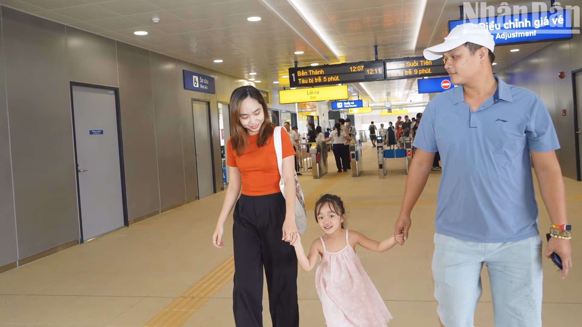Theo gia đình anh Nguyễn Vương ở quận Tân Bình chia sẻ mặc dù ngày đầu rất đông nhưng gia đình vẫn được muốn trải nghiệm metro. Theo gia đình anh Nguyễn Vương ở quận Tân Bình chia sẻ mặc dù ngày đầu rất đông nhưng gia đình vẫn được muốn trải nghiệm metro.