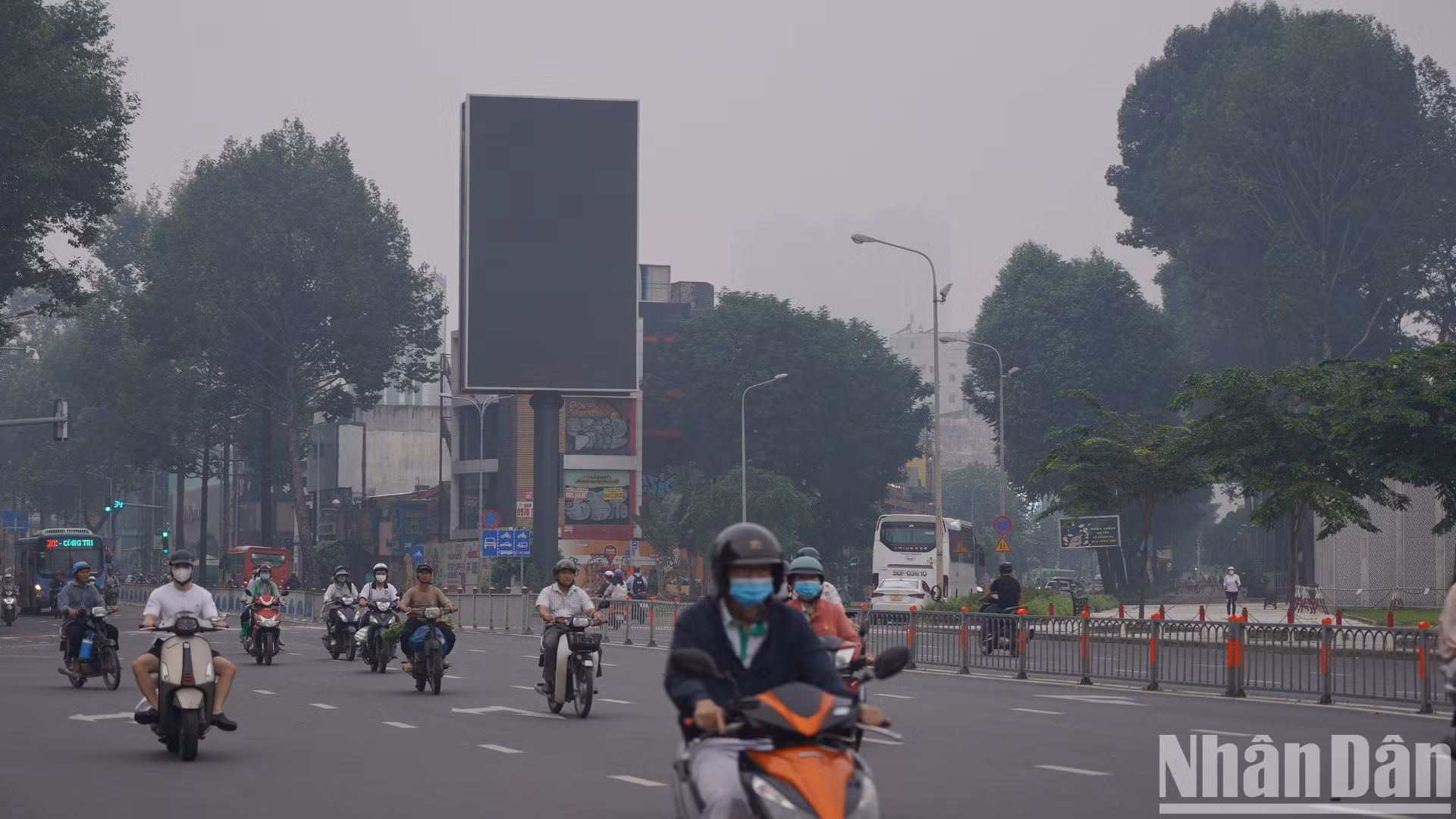 Người dân di chuyển trên trục đường Trần Hưng Đạo, quận 1.