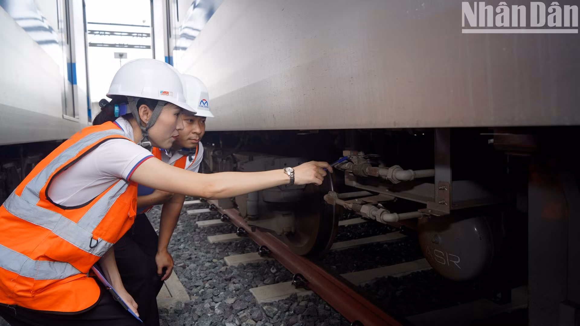 Kỹ thuật viên lái tàu kiểm tra đoàn tàu Metro số 1 trước khi nhận bàn giao. Kỹ thuật viên lái tàu kiểm tra đoàn tàu Metro số 1 trước khi nhận bàn giao.