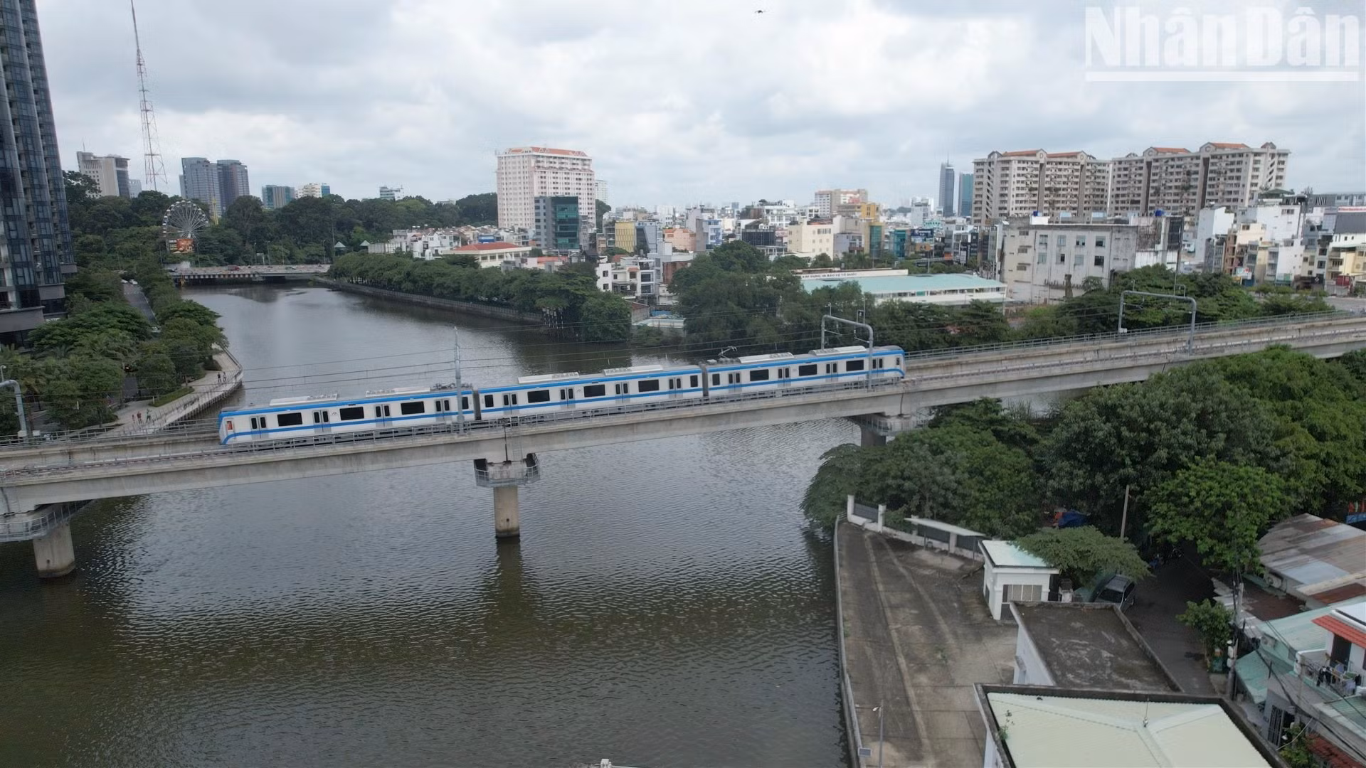 Đoàn tàu chạy thử nghiệm toàn tuyến trước khi đưa vào chạy chính thức 22/12. Đoàn tàu chạy thử nghiệm toàn tuyến trước khi đưa vào chạy chính thức 22/12.