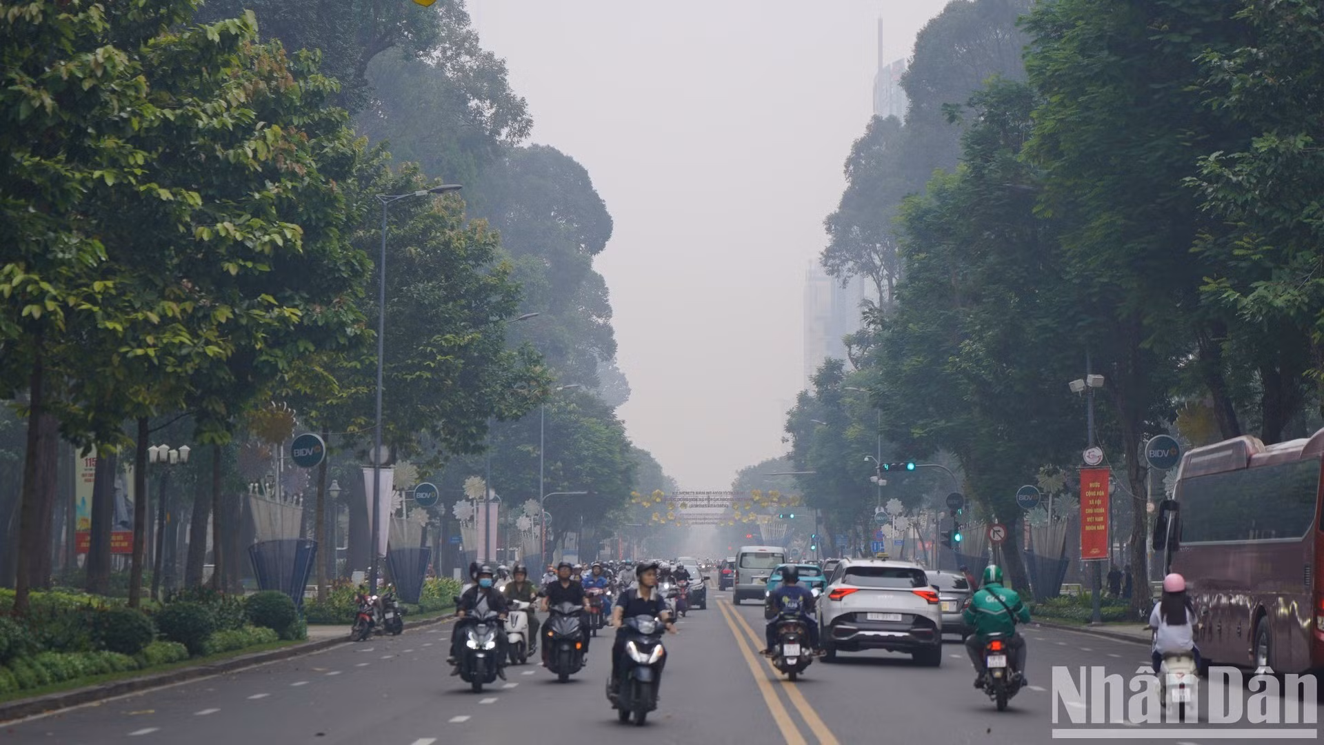 Người dân di chuyển trên đường Lê Duẩn, quận 1.
