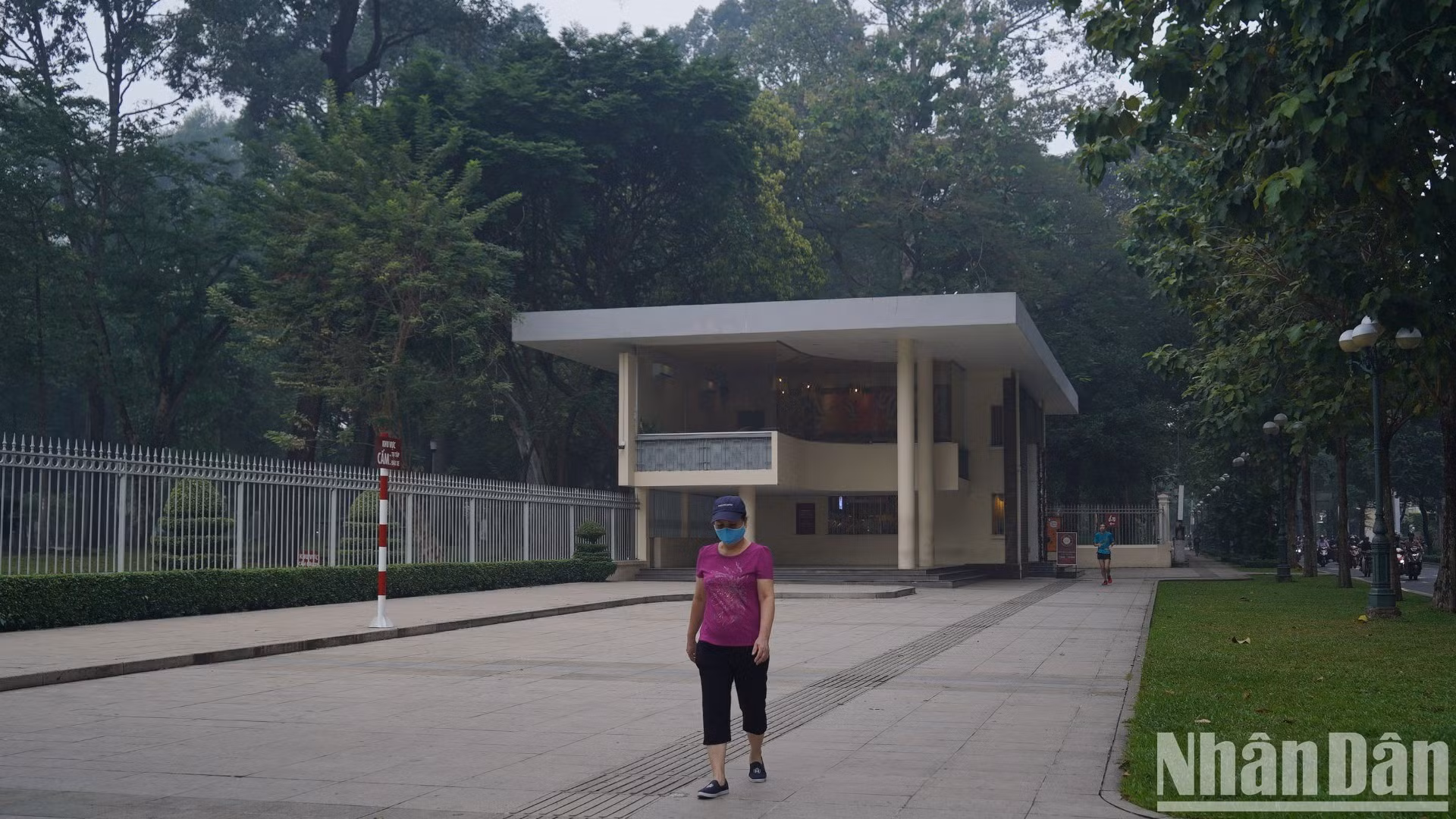 Người dân đi tập thể dục buộc phải đeo khẩu trang được khuyến cáo bụi mịn gây ô nhiễm.
