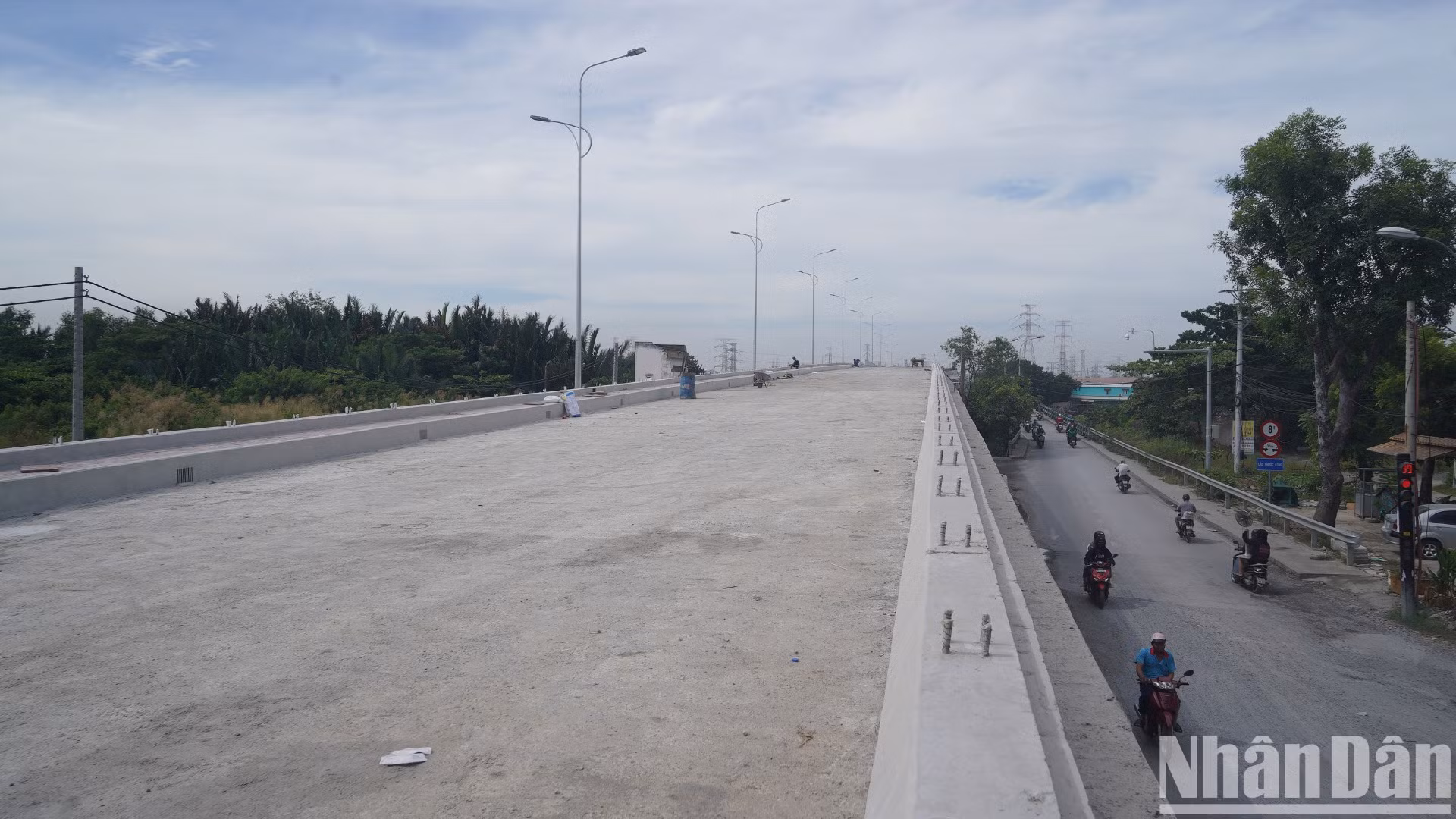 Cách đó không xa cầu Phước Long nằm trên trục đường Phạm Hữu Lầu, huyện Nhà Bè đang cấp tập thi công để thông xe trong tháng 12. Cách đó không xa cầu Phước Long nằm trên trục đường Phạm Hữu Lầu, huyện Nhà Bè đang cấp tập thi công để thông xe trong tháng 12.