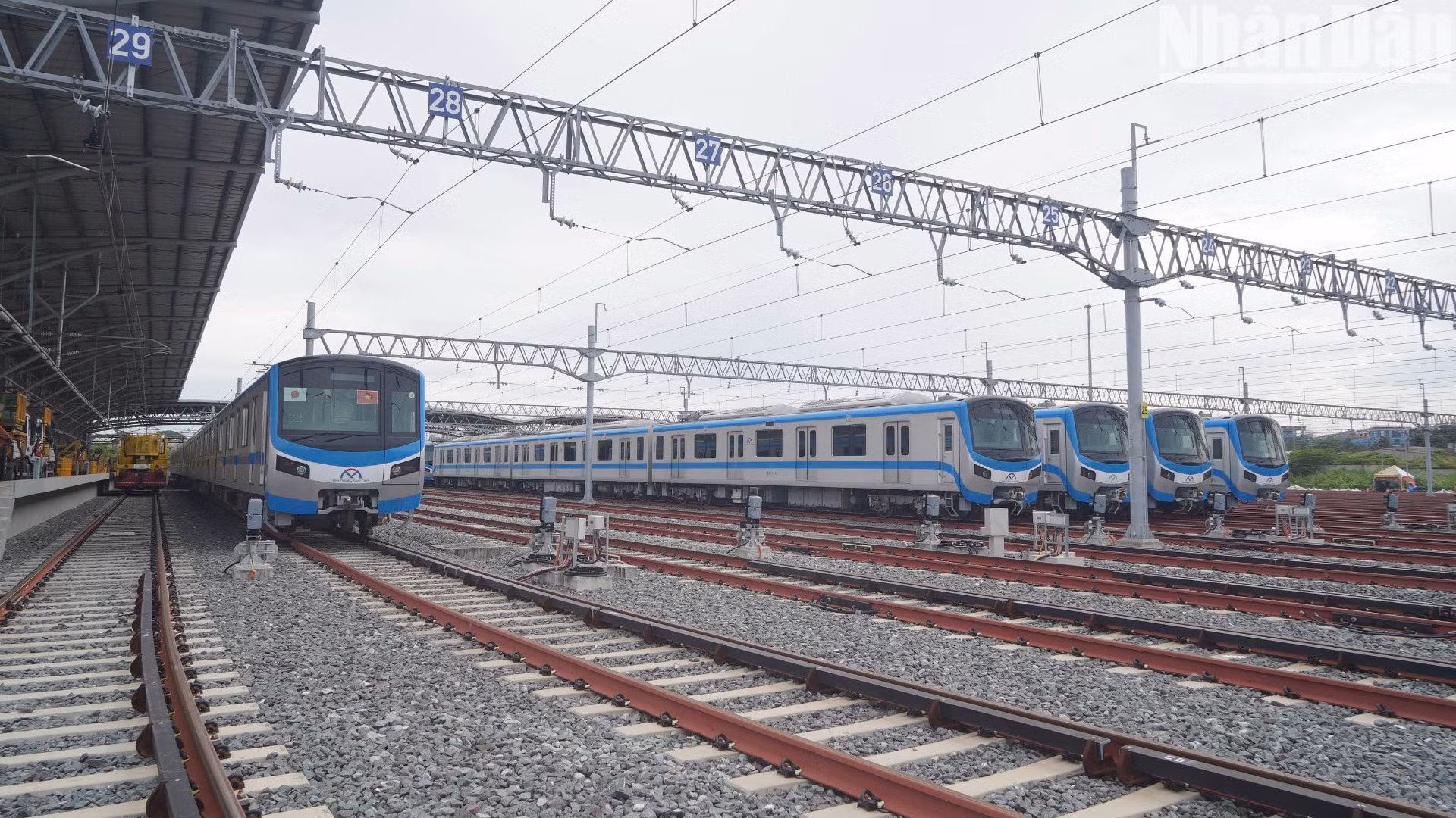 Đặc biệt, trong ngày vận hành chính thức 22/12 cũng như sau đó trở đi, các đoàn tàu “lăn bánh” qua ga cuối là ga Suối Tiên rồi chạy về Depot Long Bình để nhân viên kiểm tra, sửa chữa, bảo dưỡng nhằm bảo đảm cho các đoàn tàu luôn trong tình trạng tốt, sẵn sàng phục vụ hành khách. Trong giai đoạn tới, số lượng đoàn tàu có thể tăng thêm tuỳ thuộc vào nhu cầu đi lại thực tế. Đặc biệt, trong ngày vận hành chính thức 22/12 cũng như sau đó trở đi, các đoàn tàu “lăn bánh” qua ga cuối là ga Suối Tiên rồi chạy về Depot Long Bình để nhân viên kiểm tra, sửa chữa, bảo dưỡng nhằm bảo đảm cho các đoàn tàu luôn trong tình trạng tốt, sẵn sàng phục vụ hành khách. Trong giai đoạn tới, số lượng đoàn tàu có thể tăng thêm tuỳ thuộc vào nhu cầu đi lại thực tế.