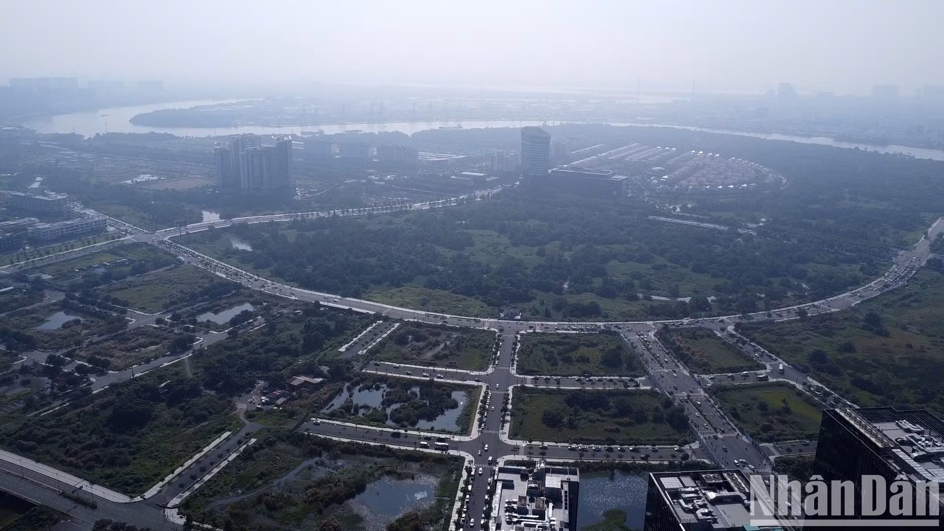 Sương mù phủ kín trên khu vực thủ Thiêm đến 8 giờ 30 phút sáng vẫn chưa tan.